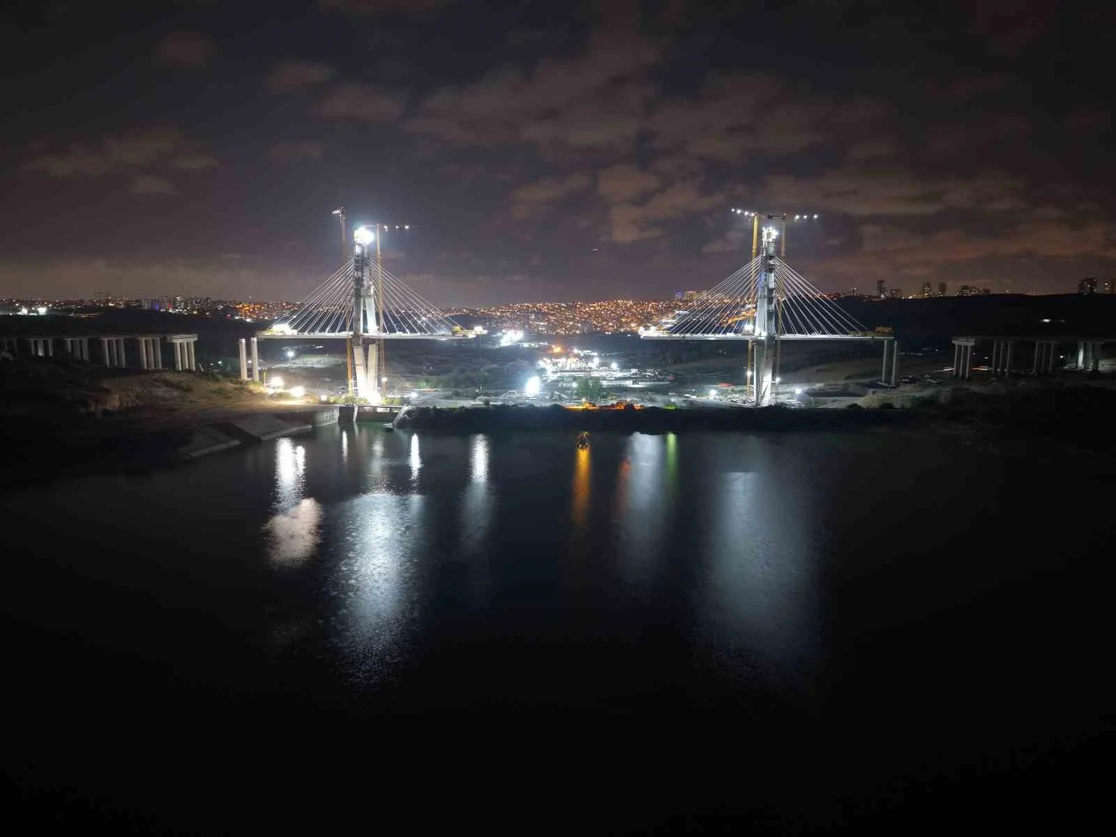 Kanal İstanbul'un ilk köprüsü gece de durmadan inşa ediliyor!
