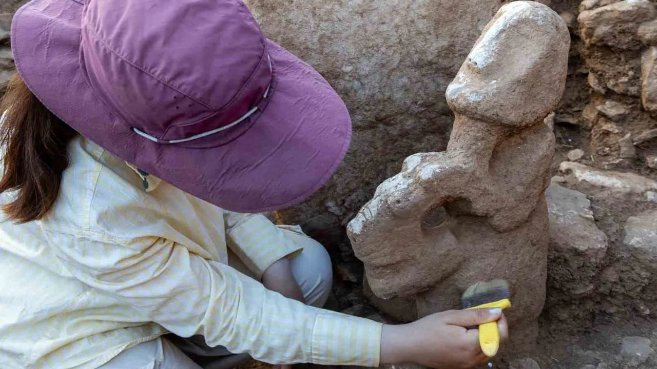 Karahantepe'de bulundu eşi benzeri yok! Leoparın sırtında 11 bin yıllık insan
