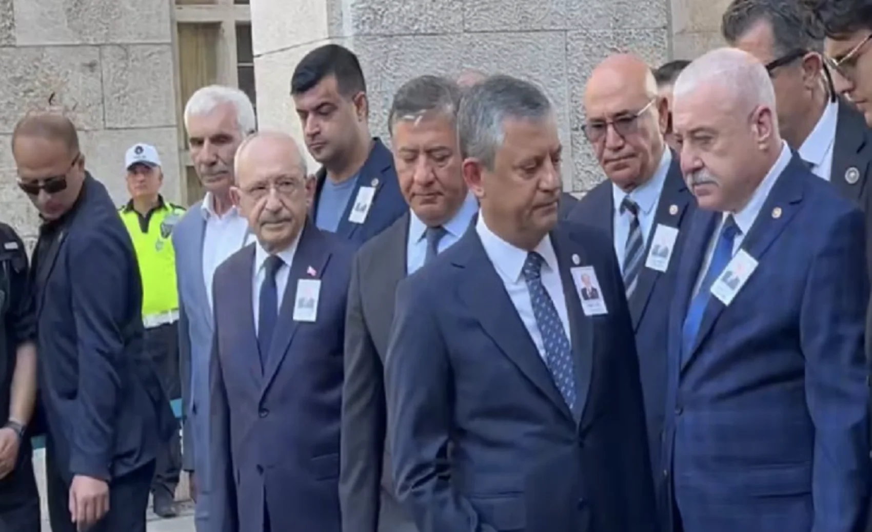 kilicdaroglu-ve-ozel-cevdet-selvi-nin-cenazesinde-bulustu-1.webp