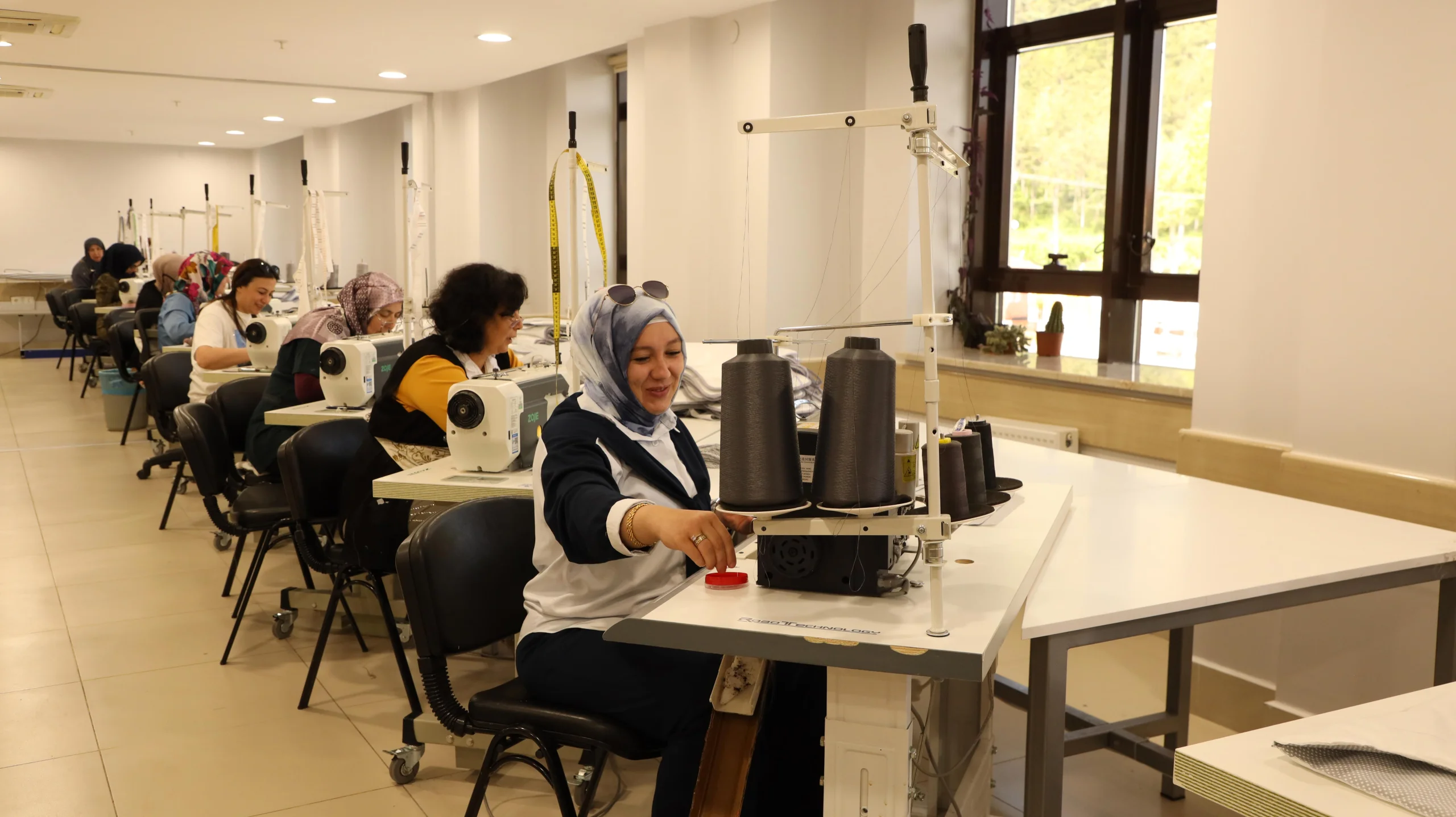 komek-te-25-atolyede-1000-den-fazla-kadin-uretiyor-2.webp