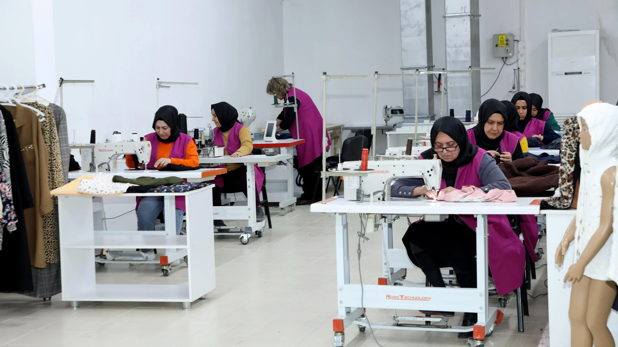 komek-te-25-atolyede-1000-den-fazla-kadin-uretiyor-6.webp