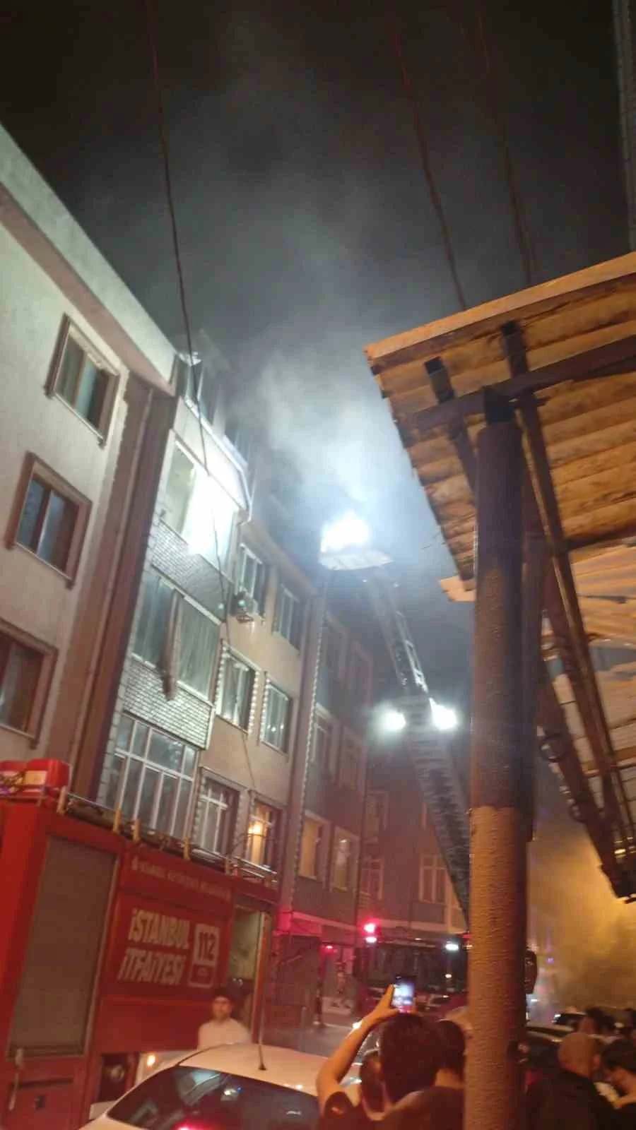 Küçükçekmece'de 4 katlı binada yangın! 1 kişi yaralandı