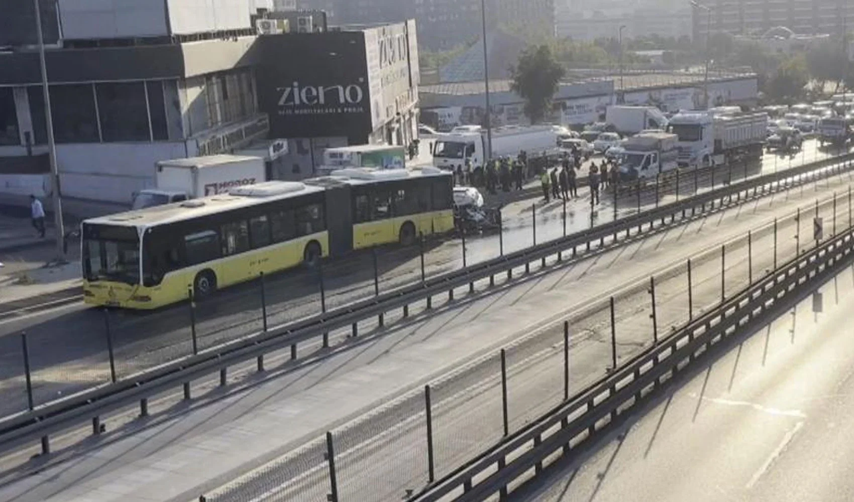 Küçükçekmece'de trafik kazası! Otomobil İETT otobüsüne çarptı: 3 ölü