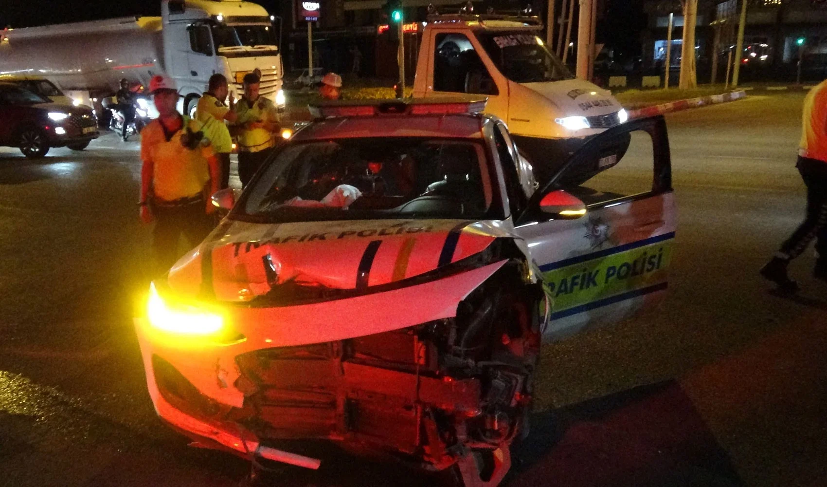 Malatya'da trafik polisi aracı ile otomobil çarpıştı! 3 kişi yaralandı
