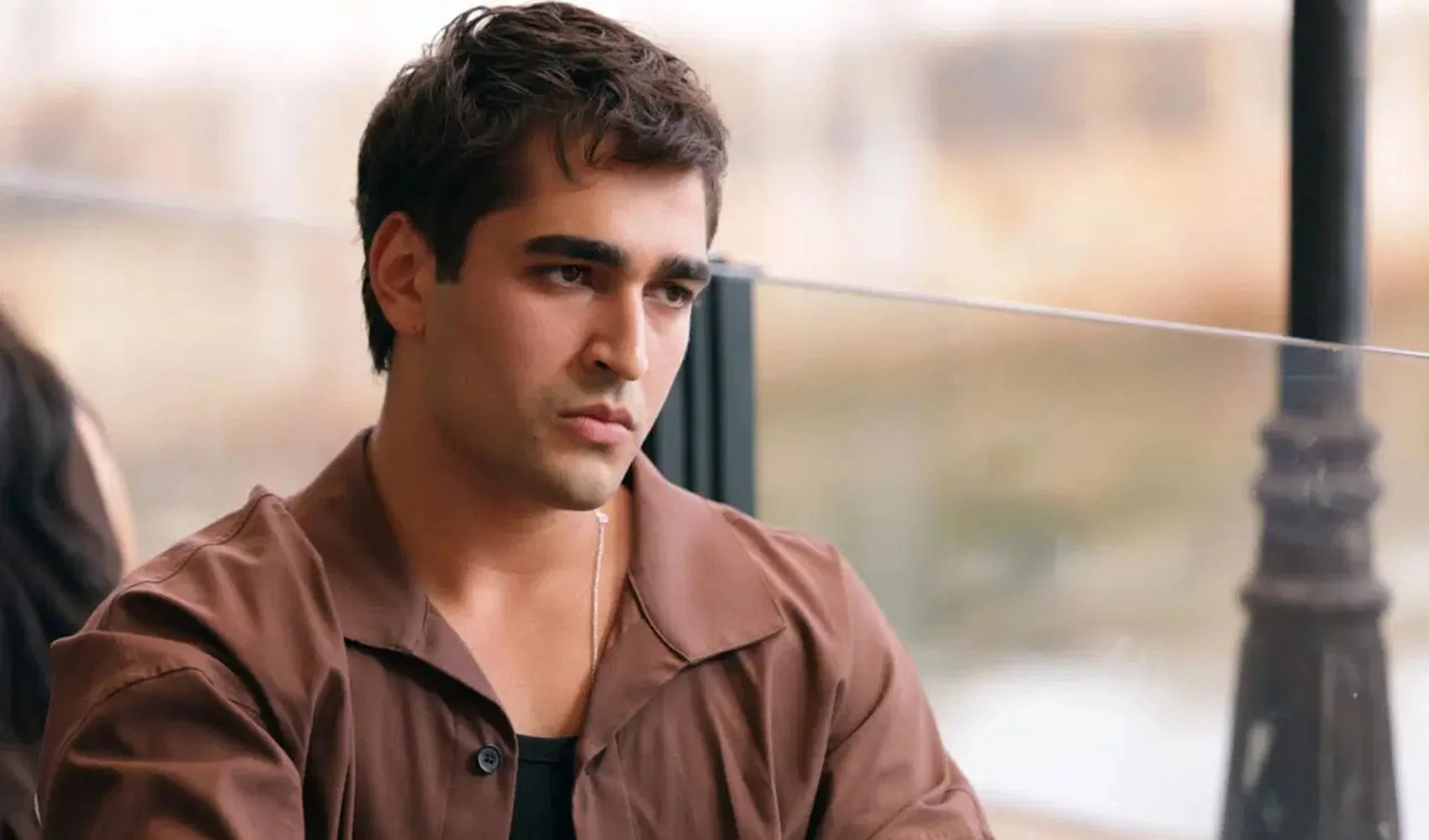 mert-ramazan-demir-susuz-yaz-dizisinin-basrolunde-cekimler-adana-da-1.webp