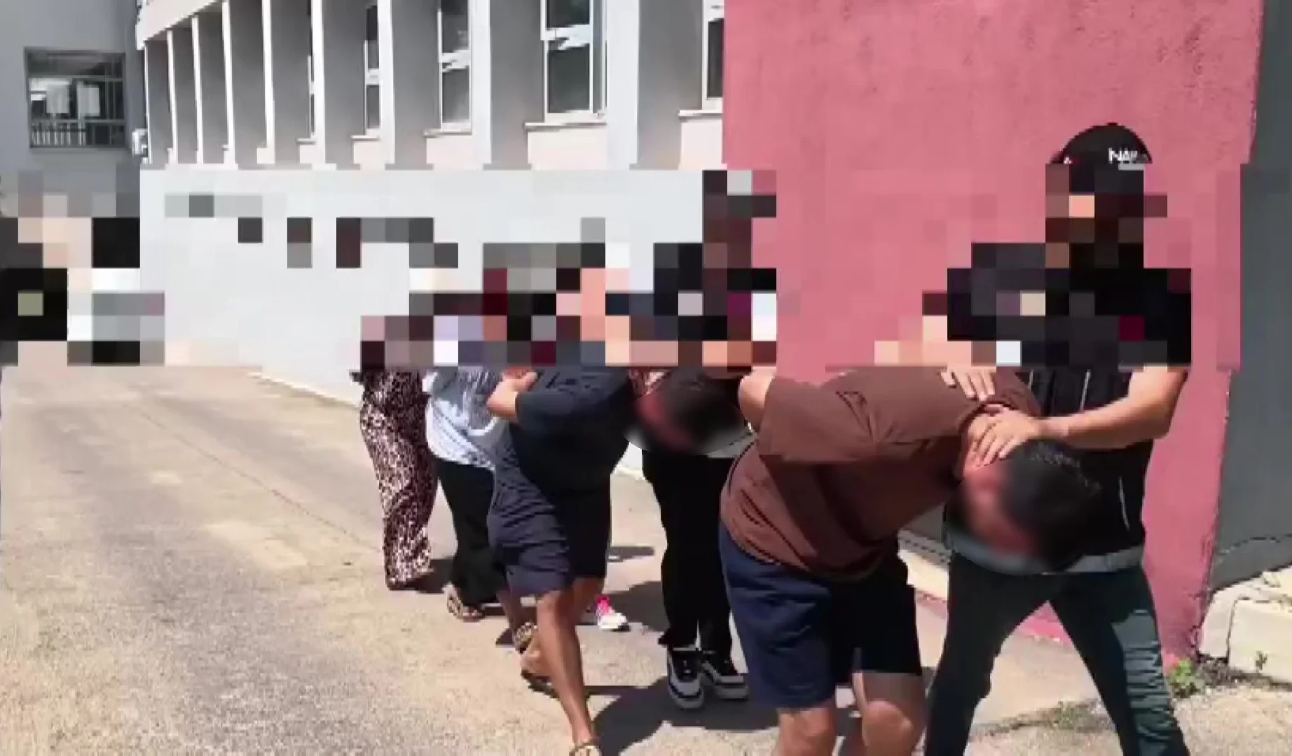 Midelerinden çıkana bakın! 4 kişi tutuklandı