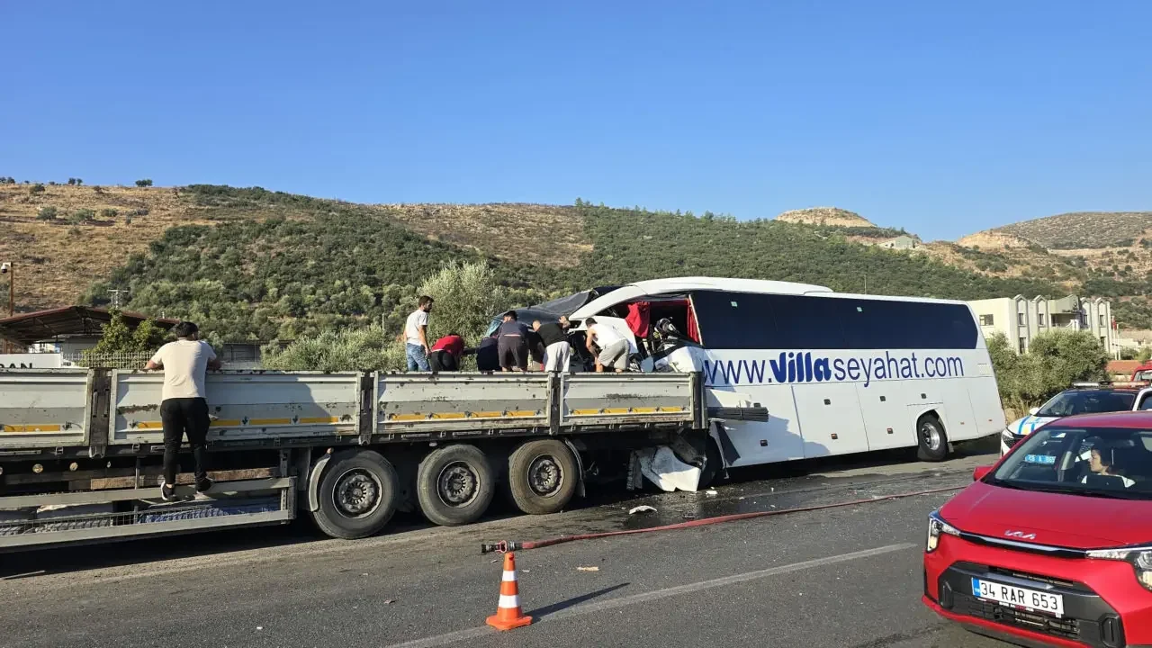 Milas-Bodrum yolunda otobüs ile TIR çarpıştı: 2 ölü, 8 yaralı
