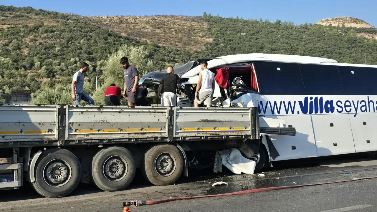 Milas-Bodrum yolunda otobüs ile TIR çarpıştı: 2 ölü, 8 yaralı