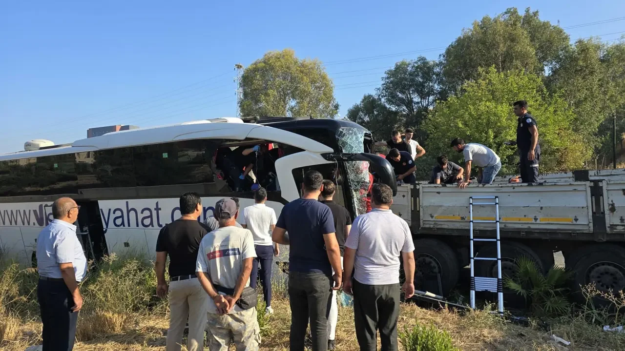 Milas-Bodrum yolunda otobüs ile TIR çarpıştı: 2 ölü, 8 yaralı