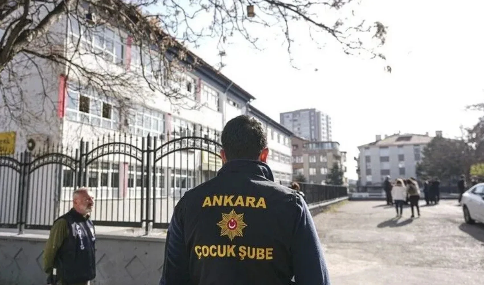 Okullara 30 bin güvenlik personeli! Dedektörlü kontrol geliyor