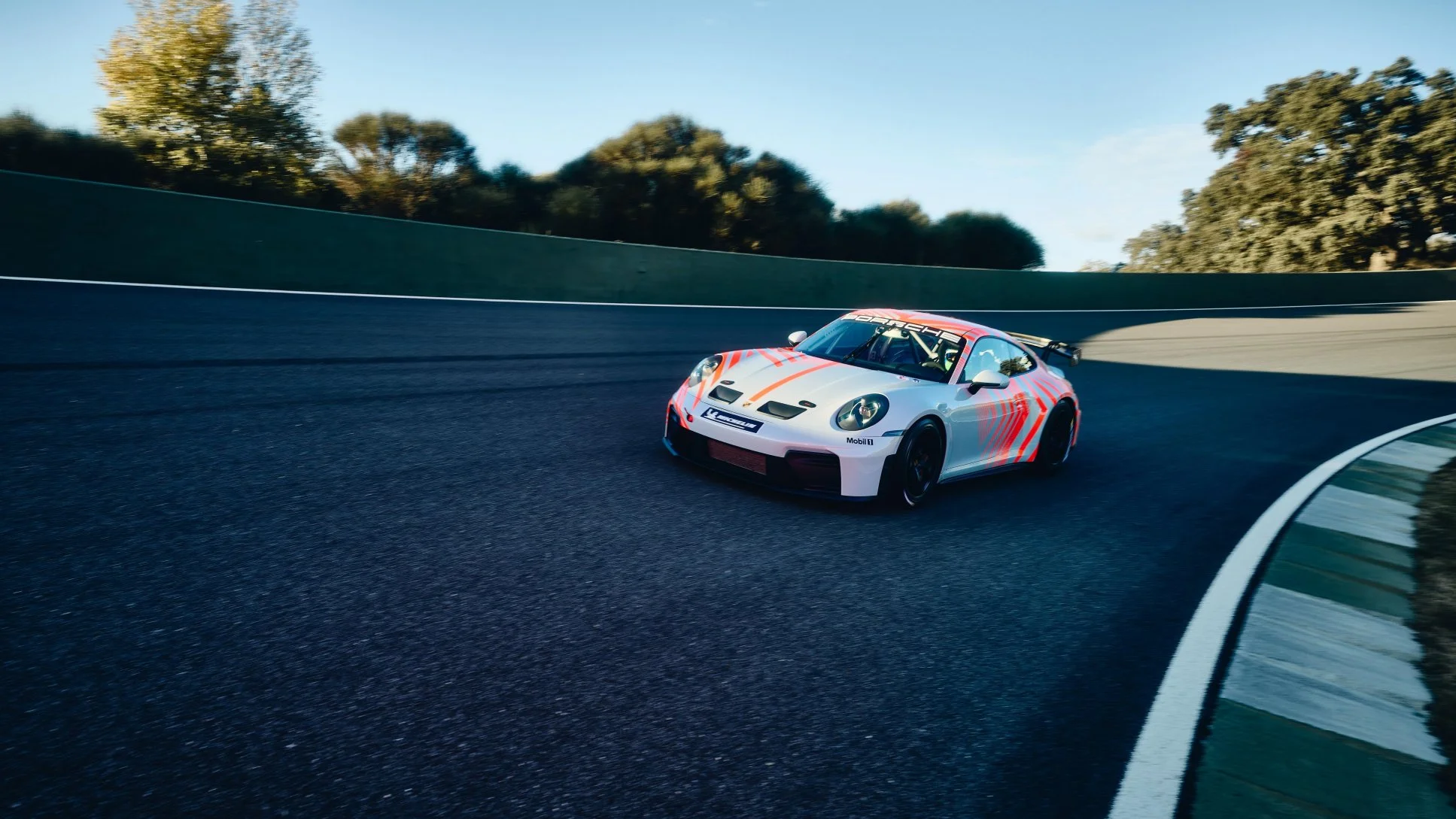 porsche-4-yaris-aracini-911-de-topladi-508-beygirlik-challenge-pistlerde-1.webp