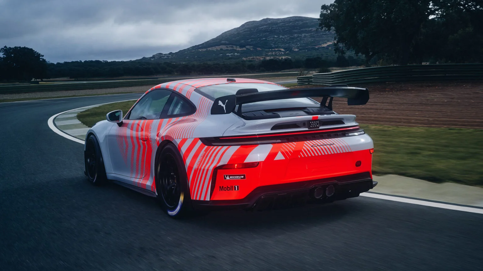 porsche-4-yaris-aracini-911-de-topladi-508-beygirlik-challenge-pistlerde-2.webp