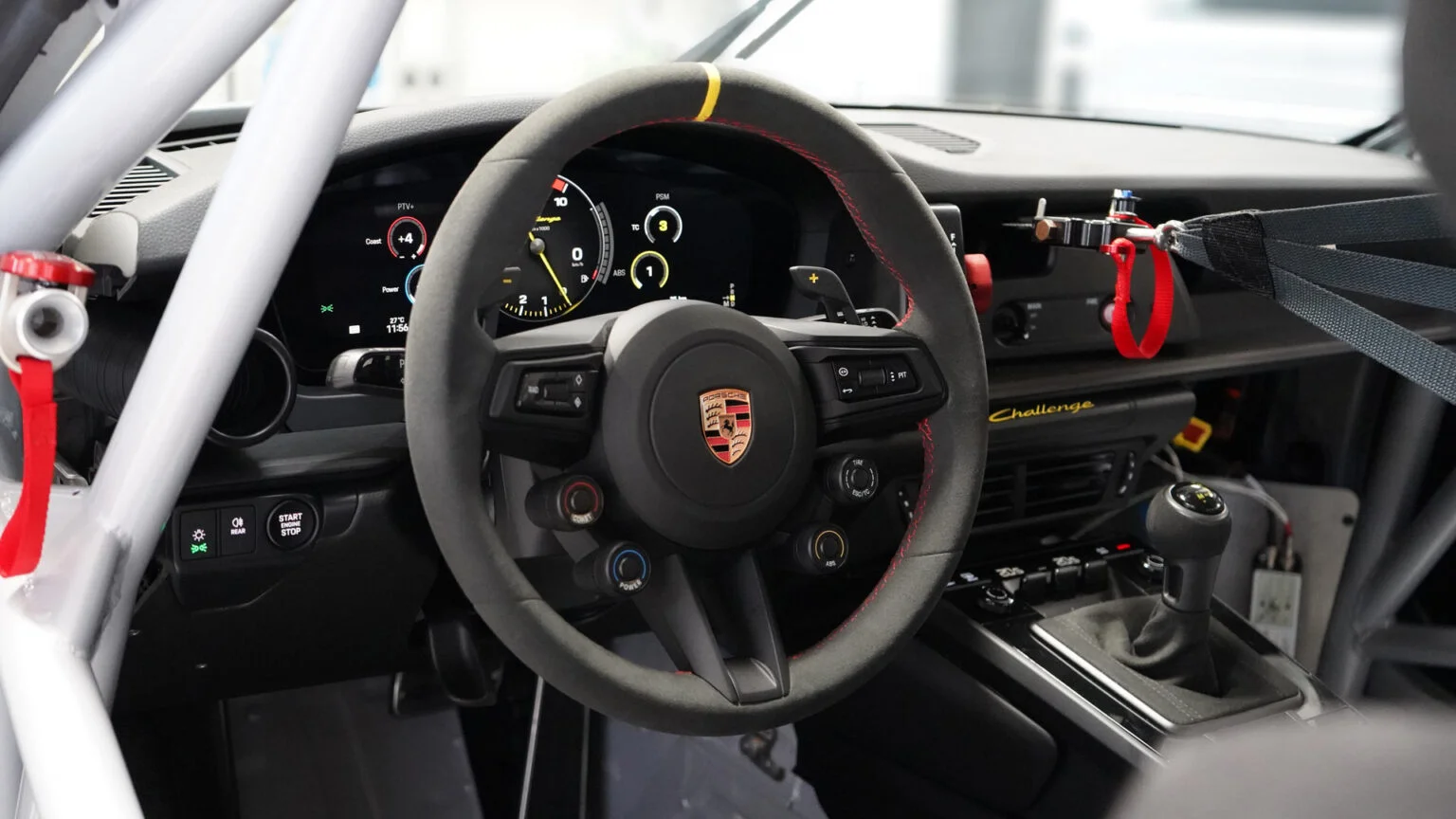 porsche-4-yaris-aracini-911-de-topladi-508-beygirlik-challenge-pistlerde-4.webp