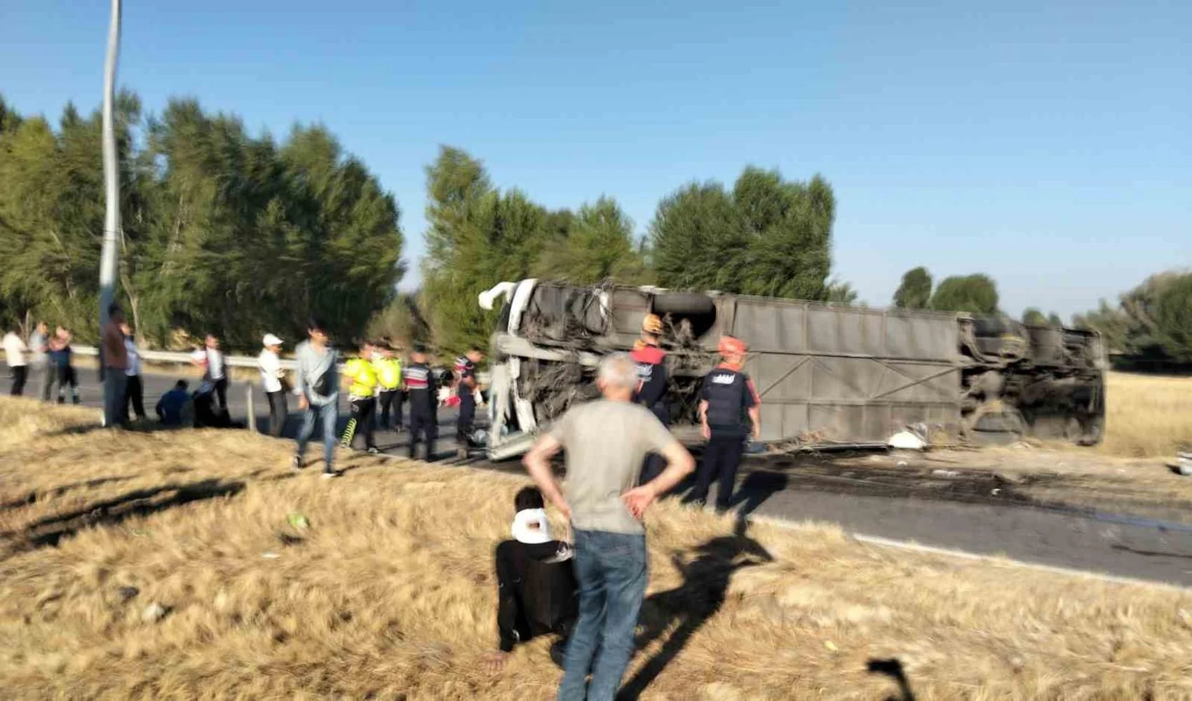 Sinanpaşa'da yolcu otobüsü devrildi! Çok sayıda yaralı var