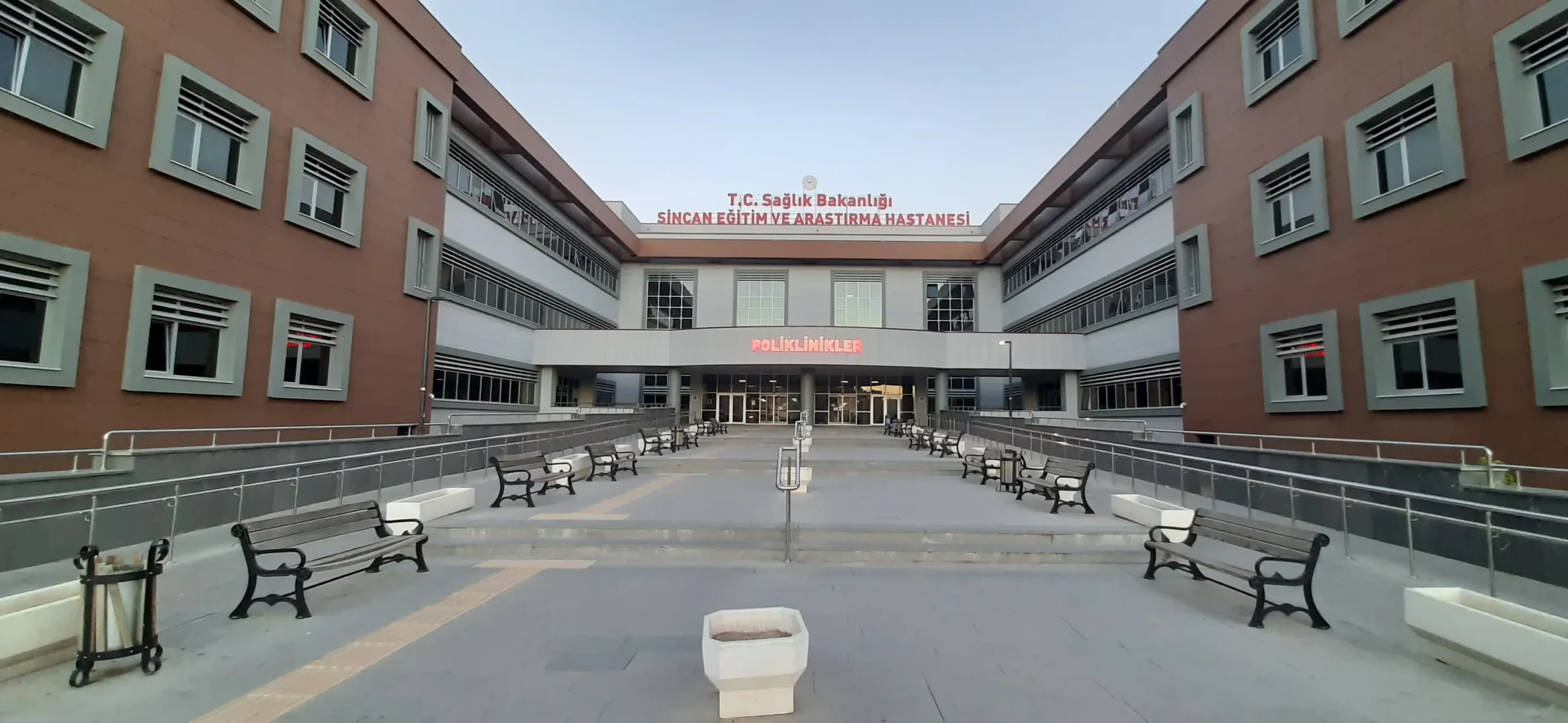 Sincan'da kimyasal alarm: 2 kişi zehirlendi, acil kapatıldı