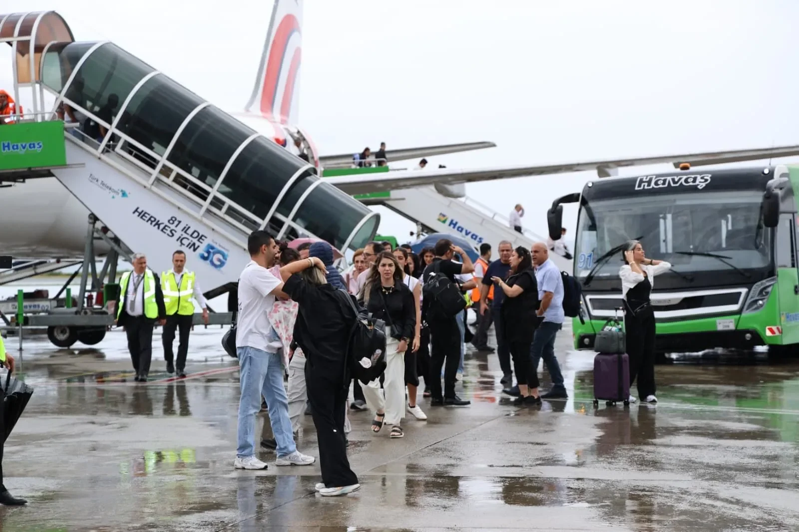trabzon-a-yeni-ulkeden-direkt-ucus-basladi-ilk-ucak-dolu-geldi-4.webp