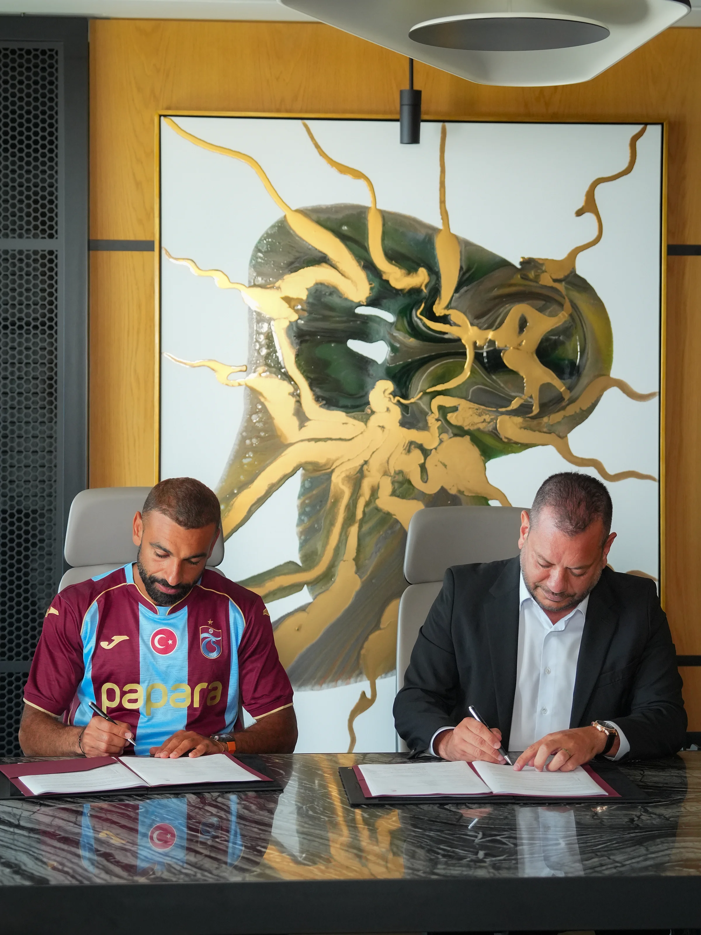 trabzonspor-tarihinin-en-buyuk-imzasini-atti-salah-resmen-ts-de-1.webp