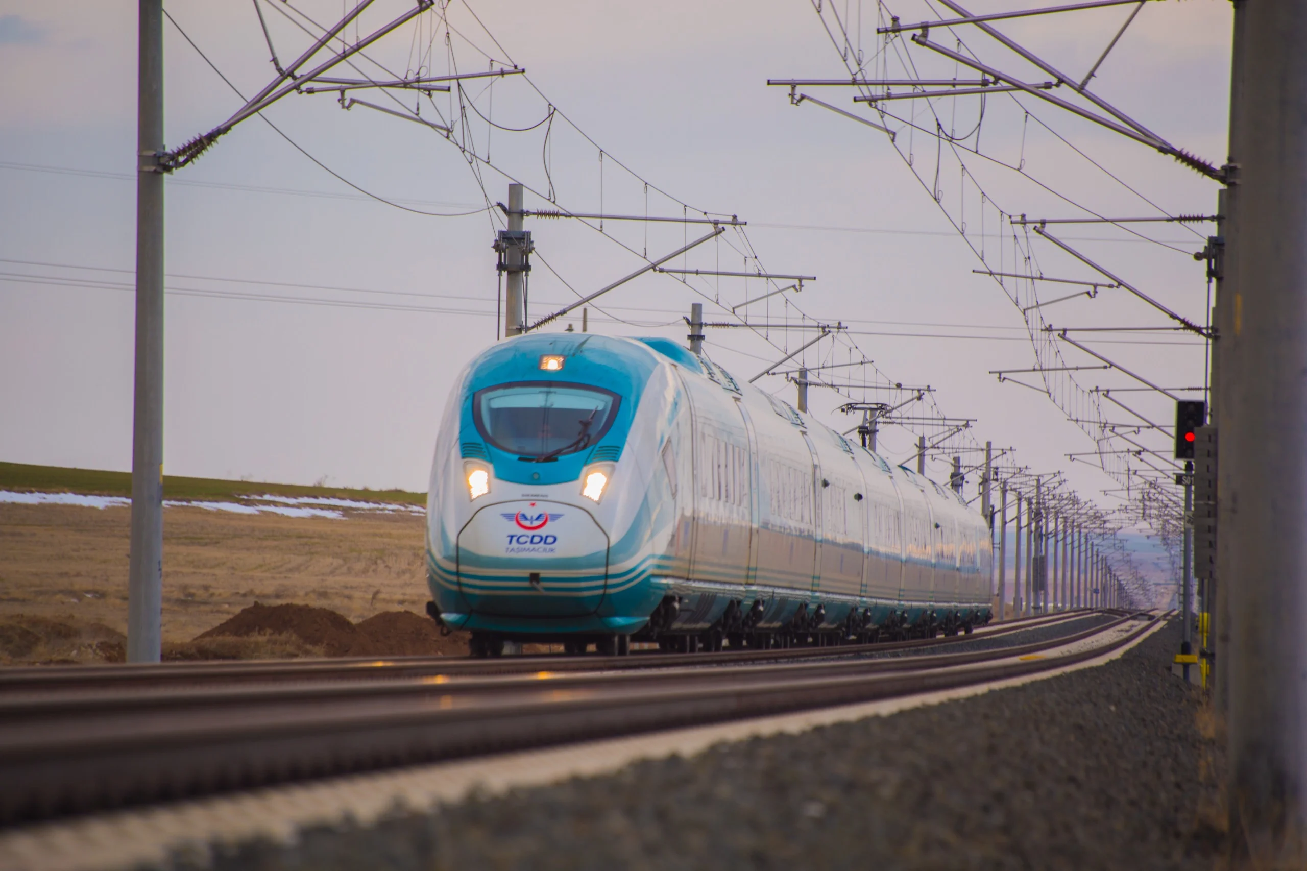 ulastirma-ve-altyapi-bakani-uraloglu-hizli-trenlerimizle-bugune-kadar-114-milyon-yolcu-tasidik-2.webp