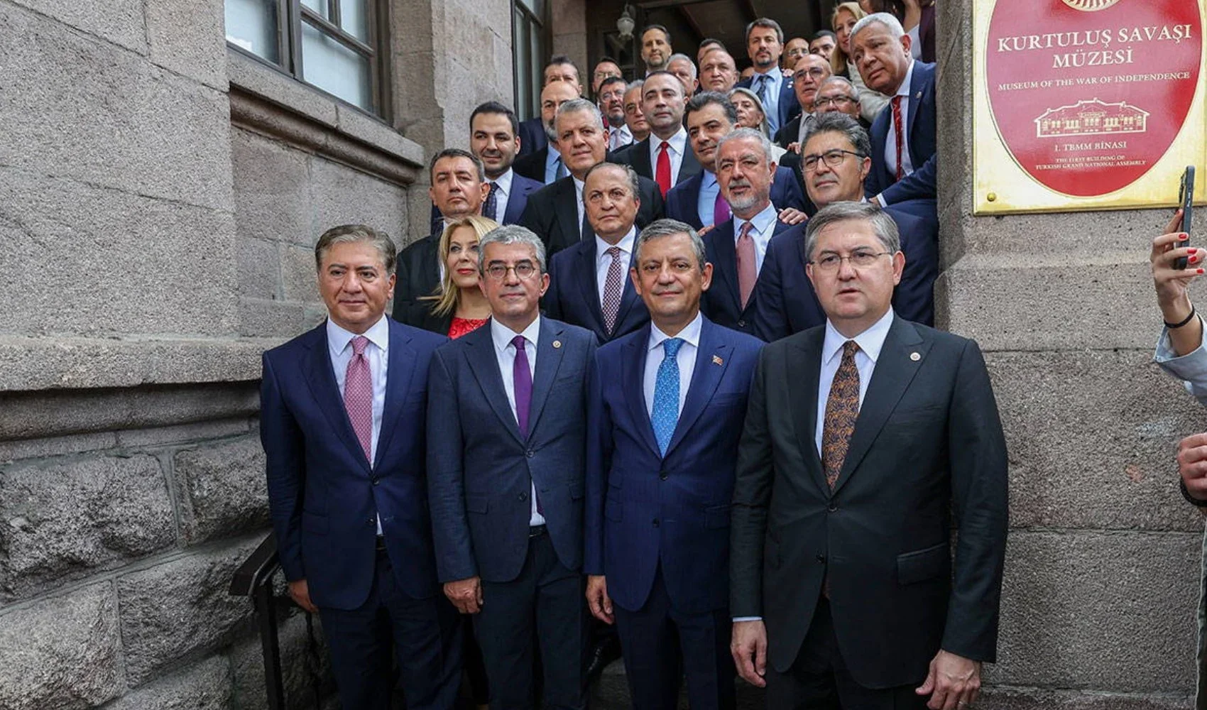 YENİ Parti'de büyük değişim! Özgür Özel vitrini yeniliyor
