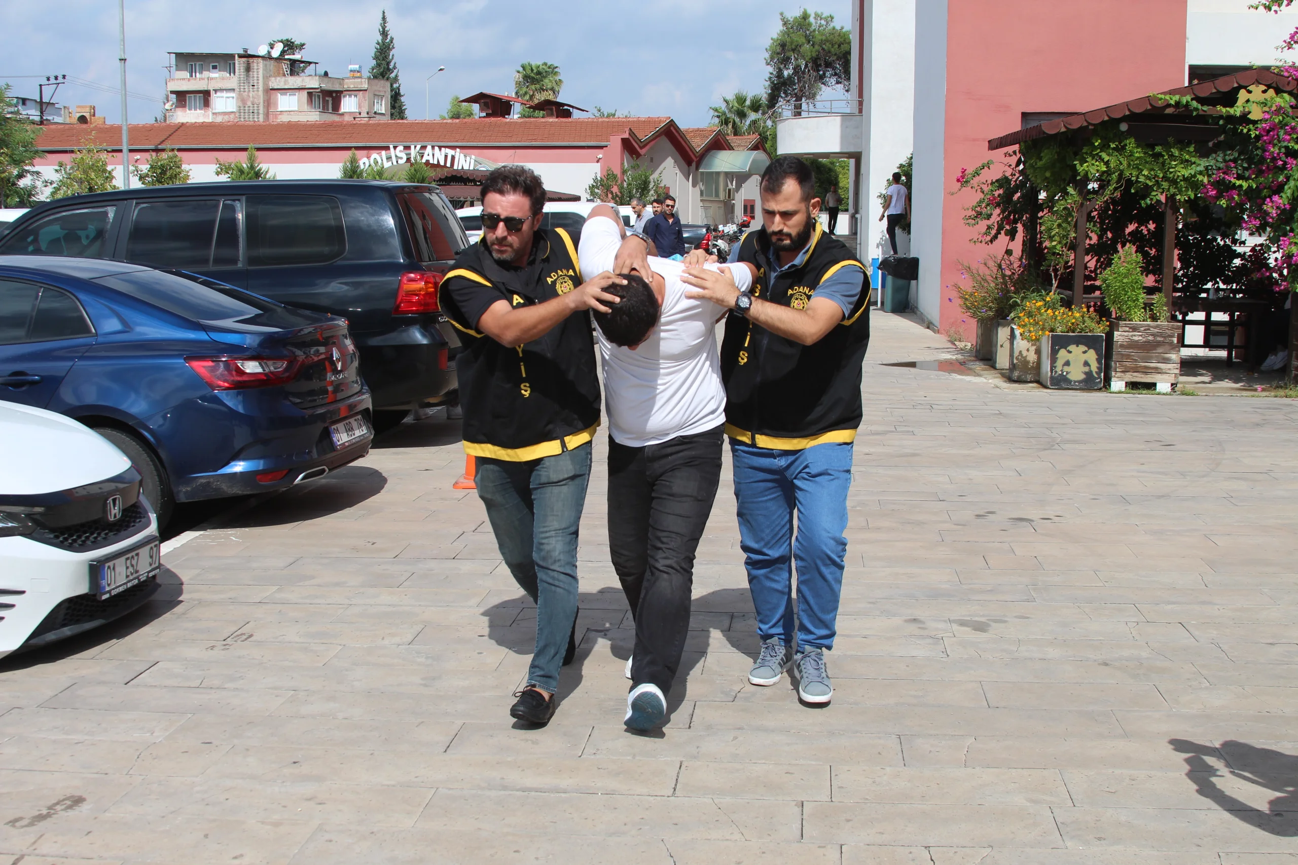 Adana'da koli bandıyla önlenen facia: Pimi çekili bombalı firari yakalandı