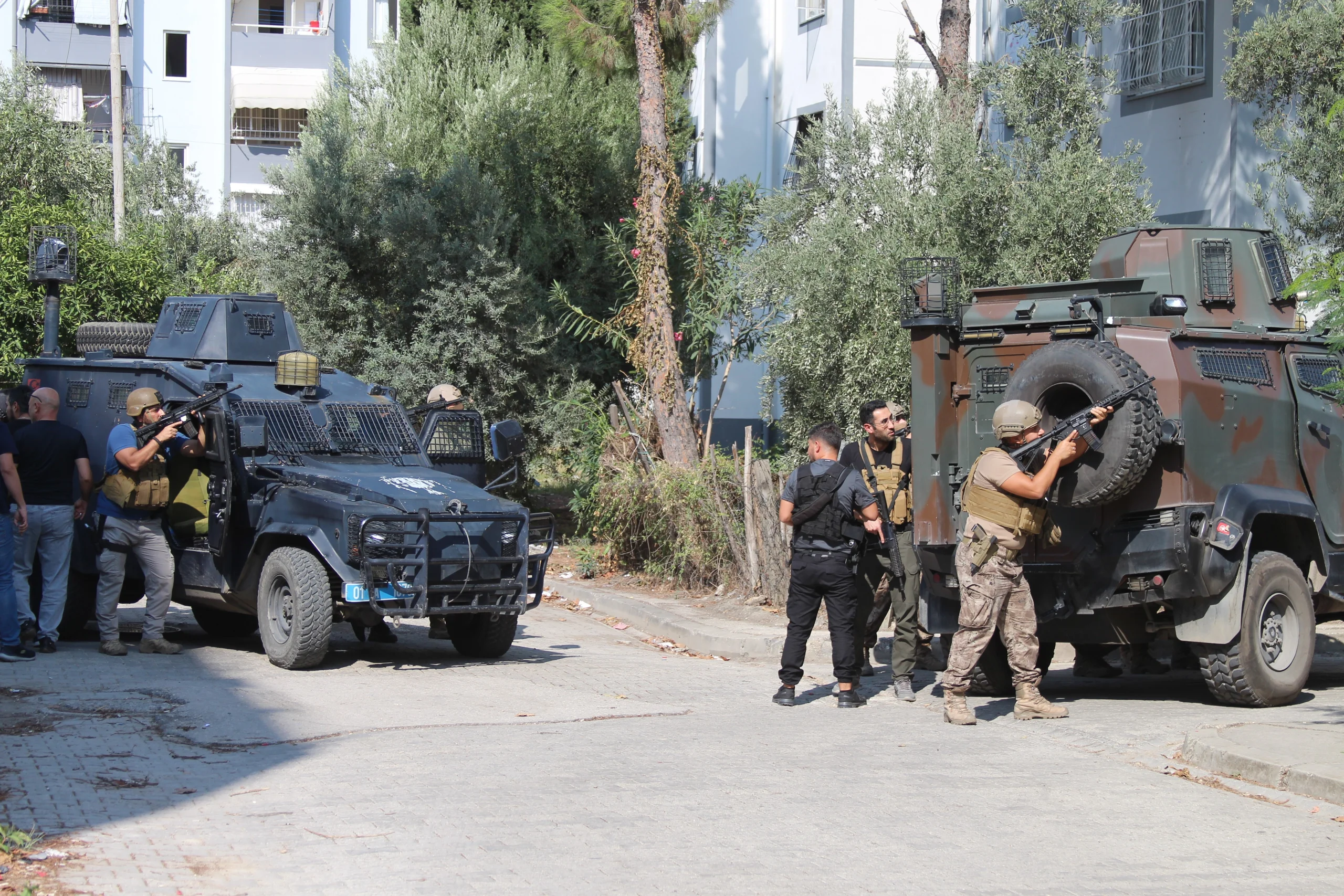 Adana'da koli bandıyla önlenen facia: Pimi çekili bombalı firari yakalandı