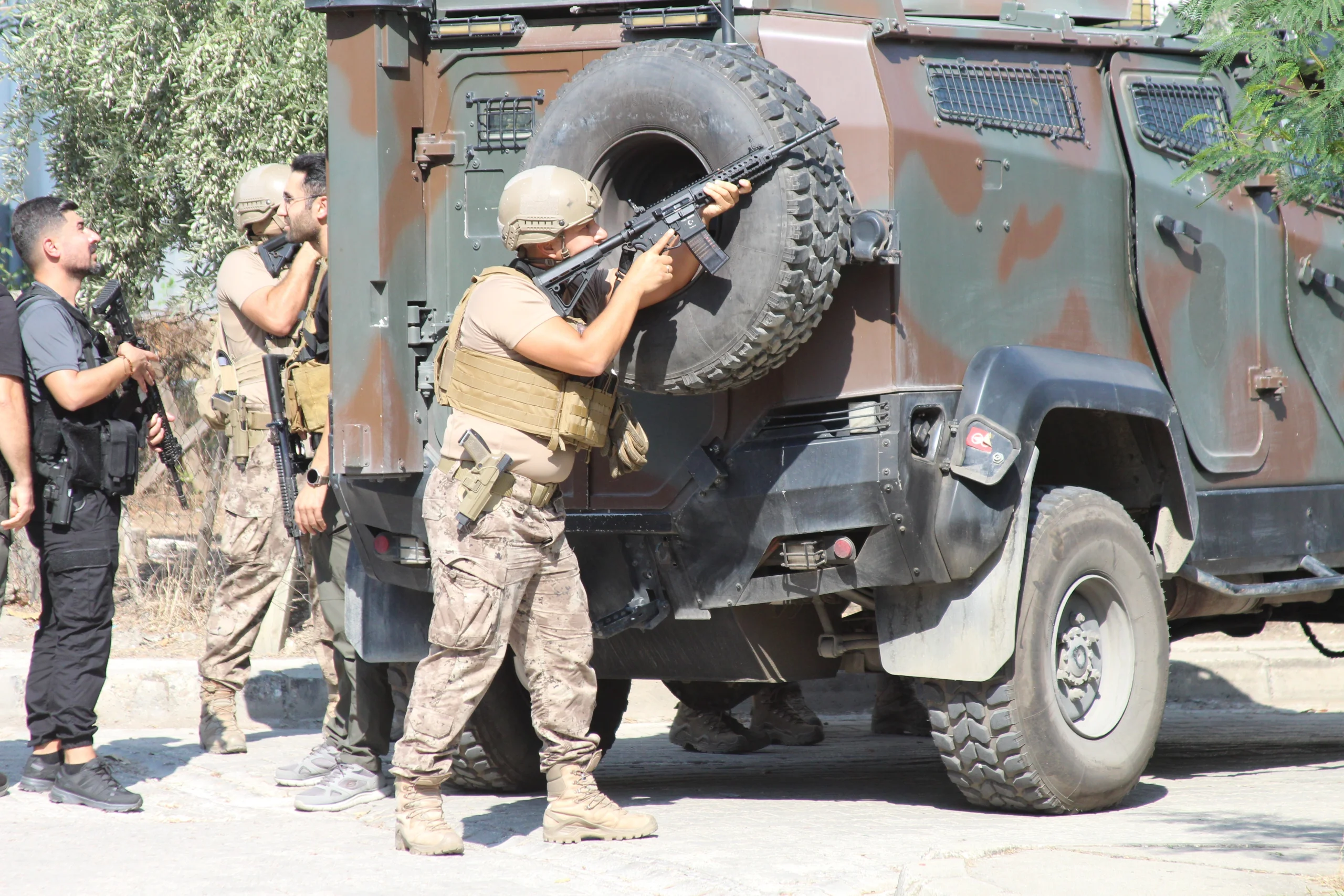 Adana'da koli bandıyla önlenen facia: Pimi çekili bombalı firari yakalandı