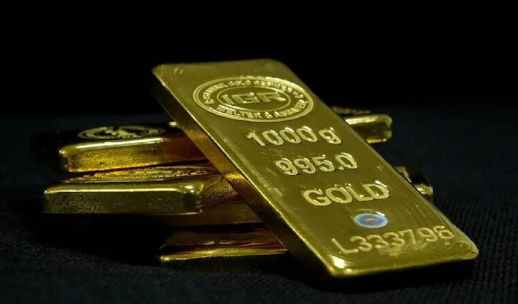 altin-haftayi-yuzde-2-dususle-kapatiyor-fed-baskisi-suruyor-1.webp