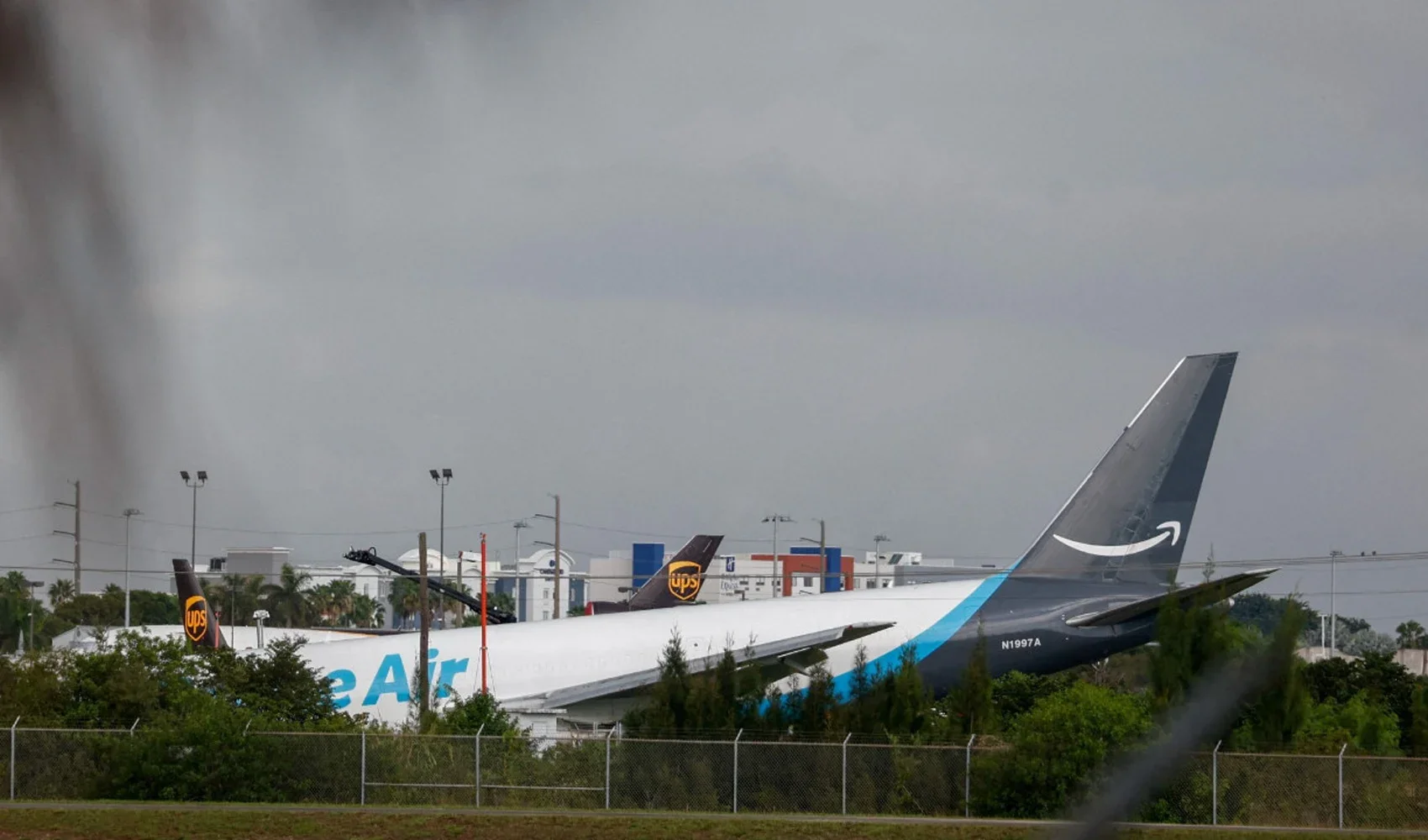 Amazon'a ait Boeing 767 kargo uçağı düştü!