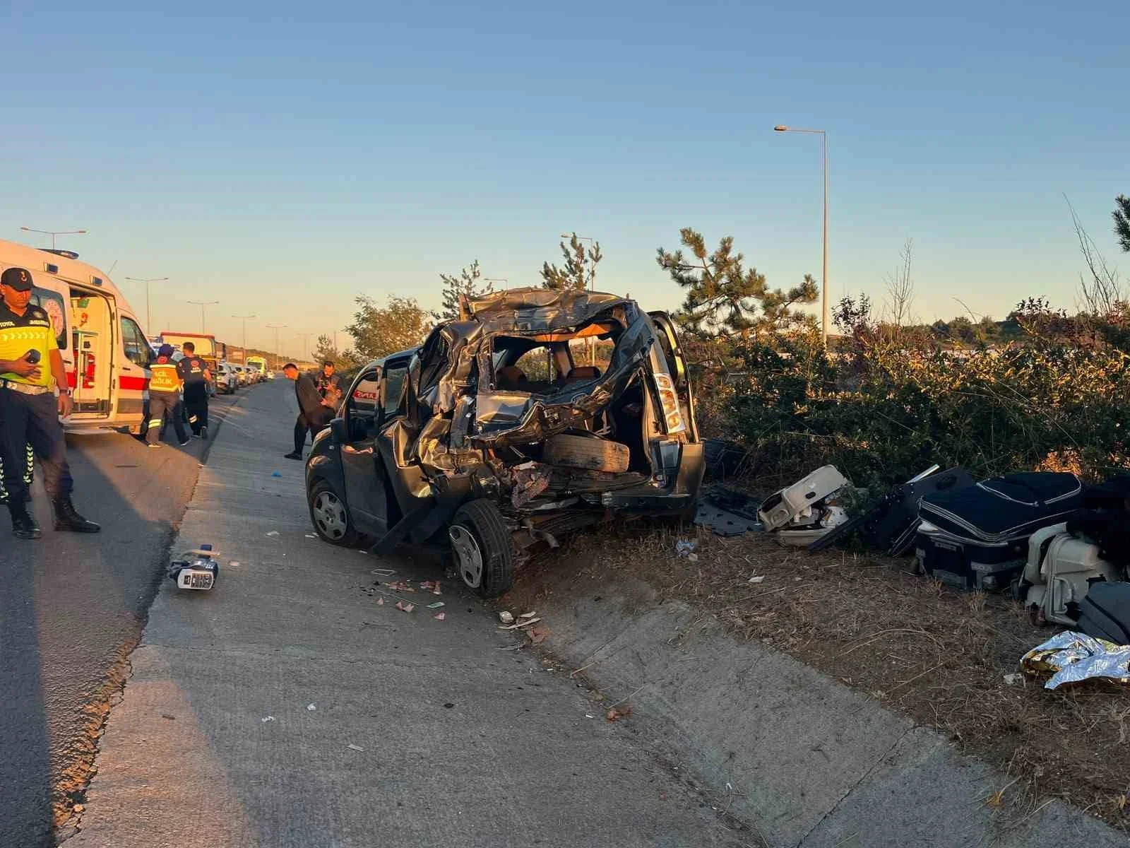 Arnavutköy'de TIR hafif ticari araca çarptı! Biri çocuk 6 kişi yaralandı