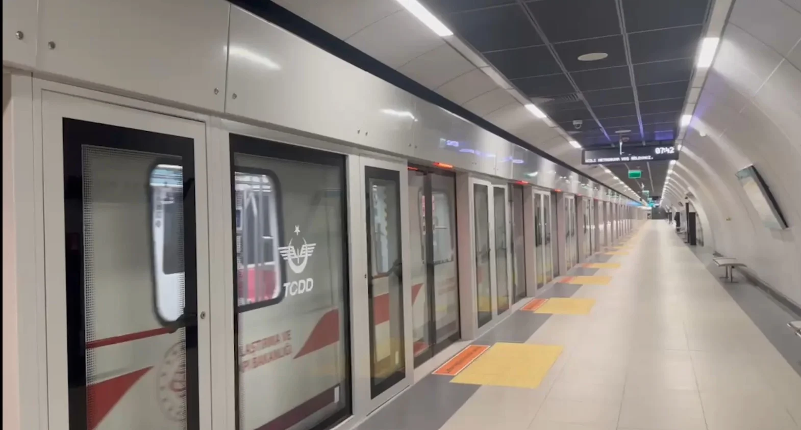 bakan-uraloglu-rekoru-duyurdu-istanbul-havalimani-metrosuyla-37-milyon-150-bin-yolcu-tasindi-1.webp