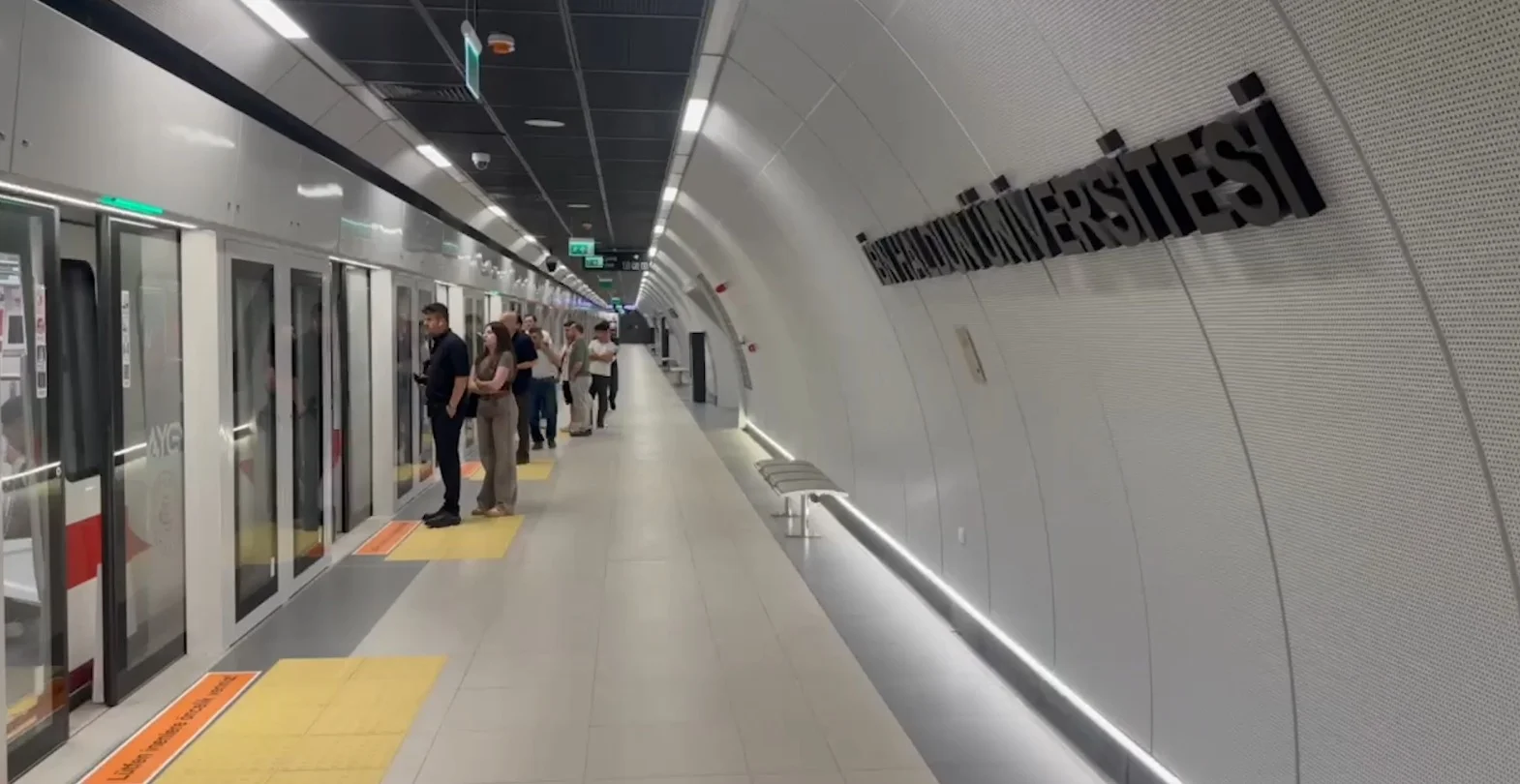 bakan-uraloglu-rekoru-duyurdu-istanbul-havalimani-metrosuyla-37-milyon-150-bin-yolcu-tasindi-3.webp