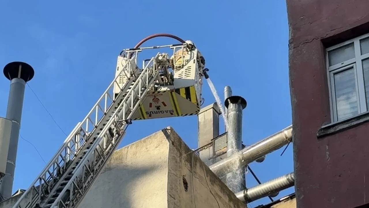 Beyoğlu'nda 6 katlı restoranda yangın çıktı!