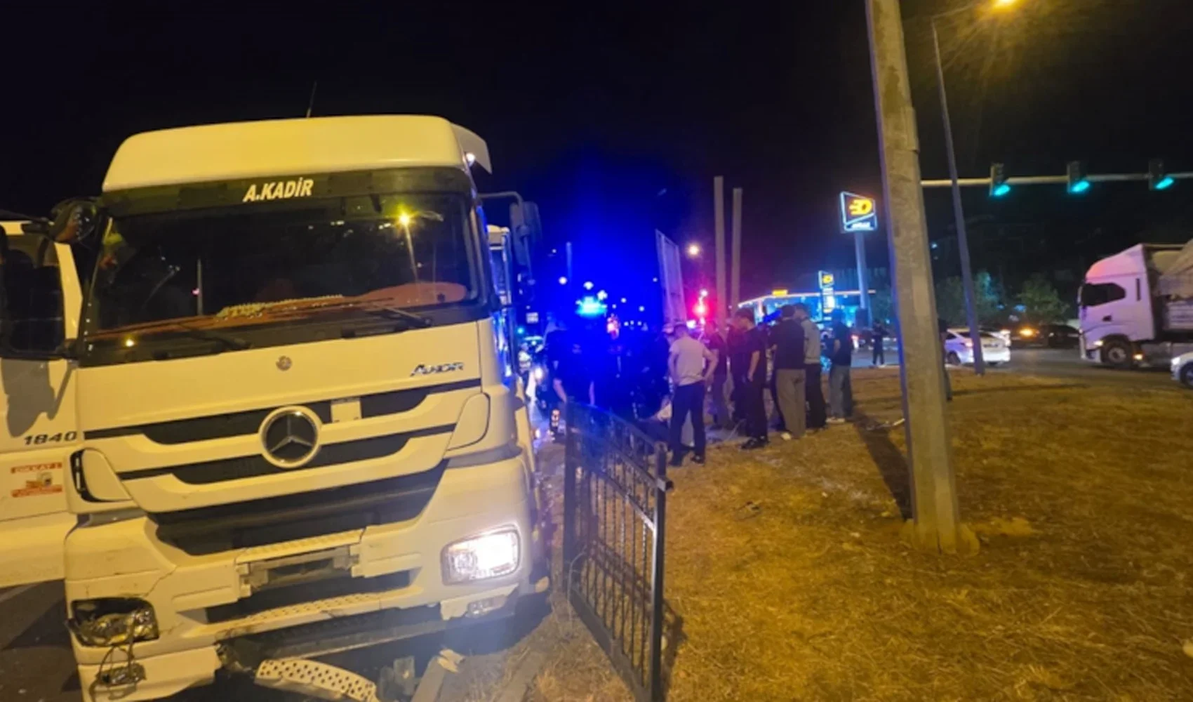 Bingöl'de trafik kazası! Tır otomobile çarptı, 5 yaralı