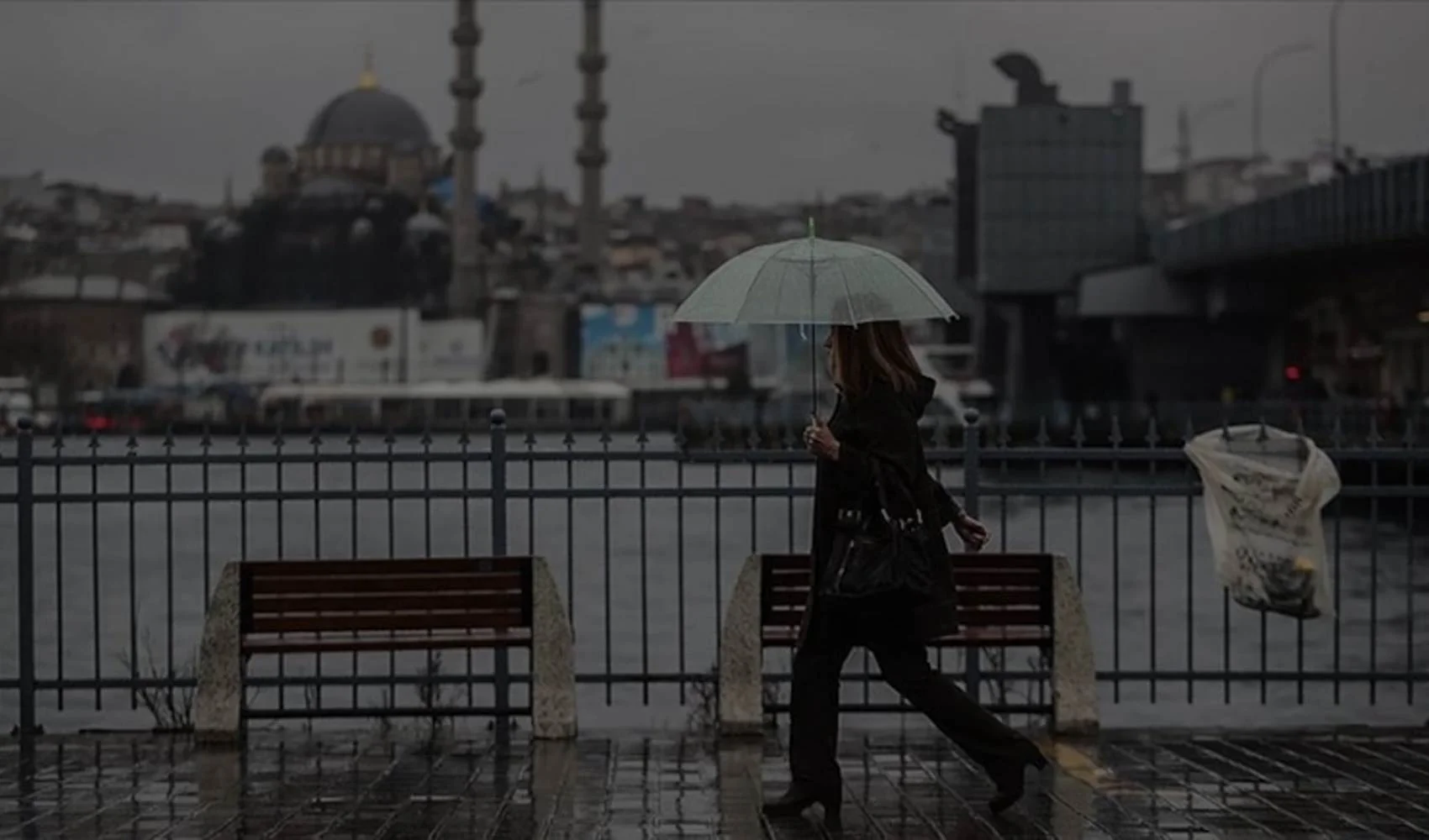 Bugünkü hava durumu: İstanbul'a yağmur, Güneydoğu'da hava 35 derece!
