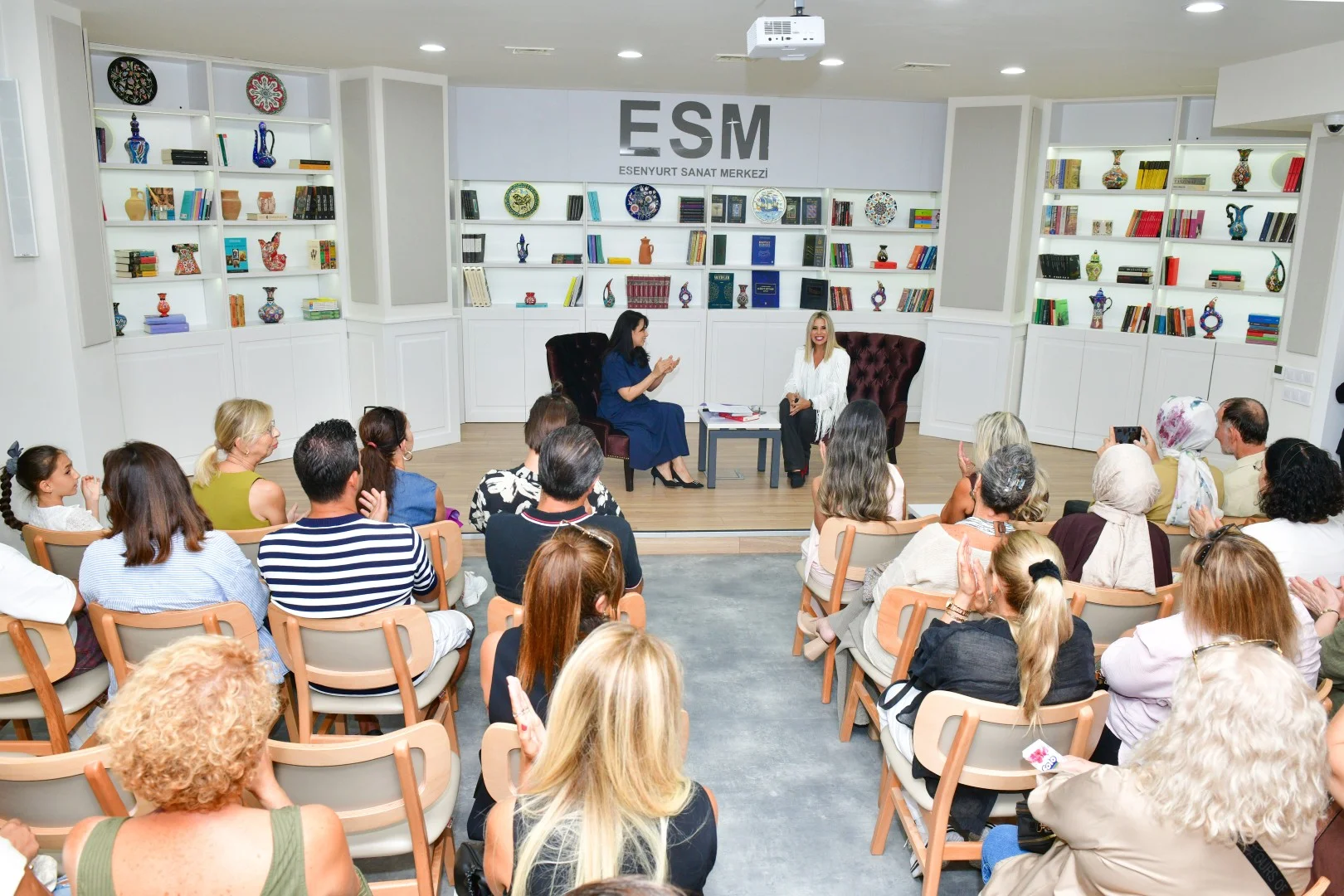 burcu-araci-nin-izler-ve-yansimalar-sergisi-esenyurt-ta-acildi-2.webp