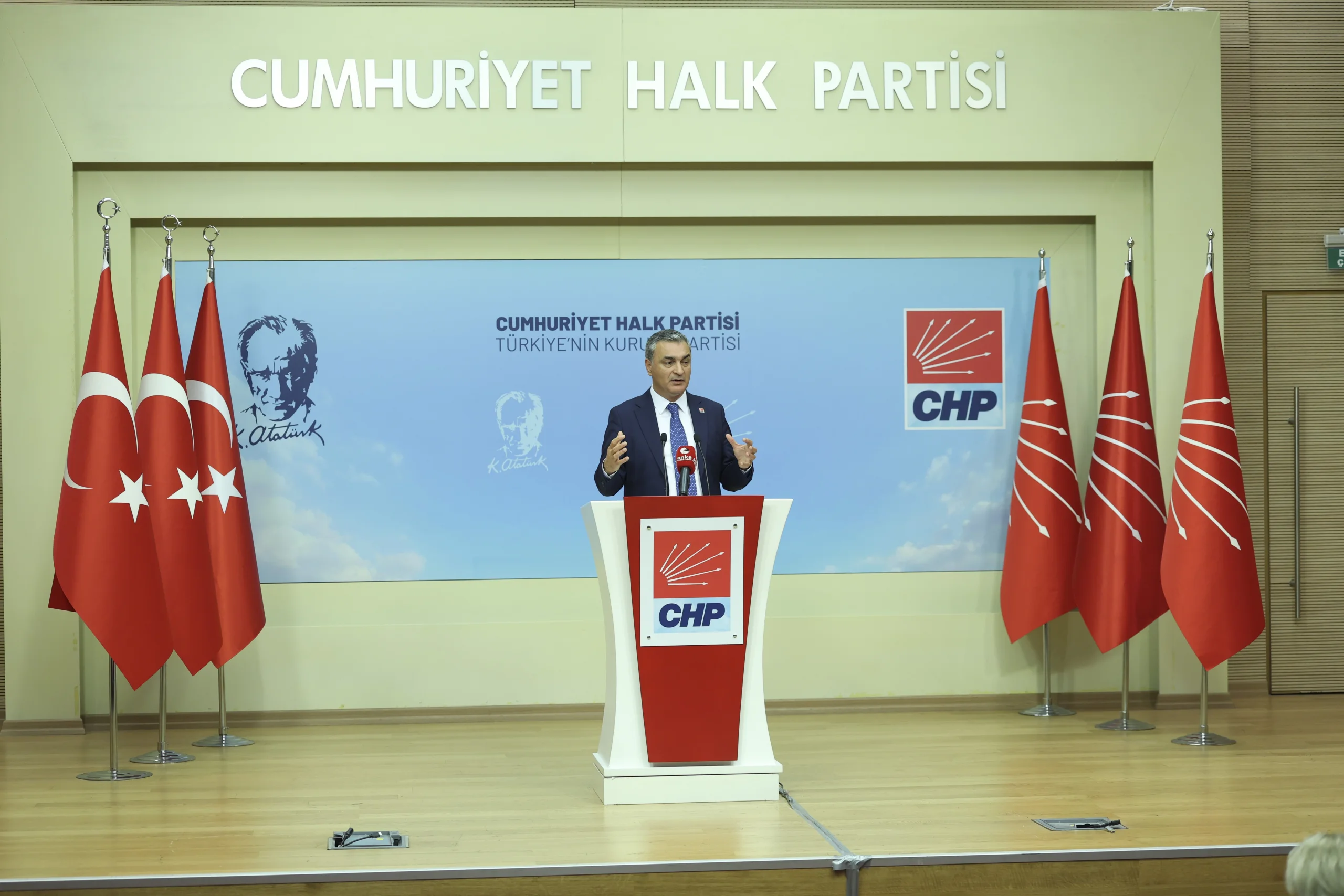 CHP'de 5 belediye başkanı ihraç edildi