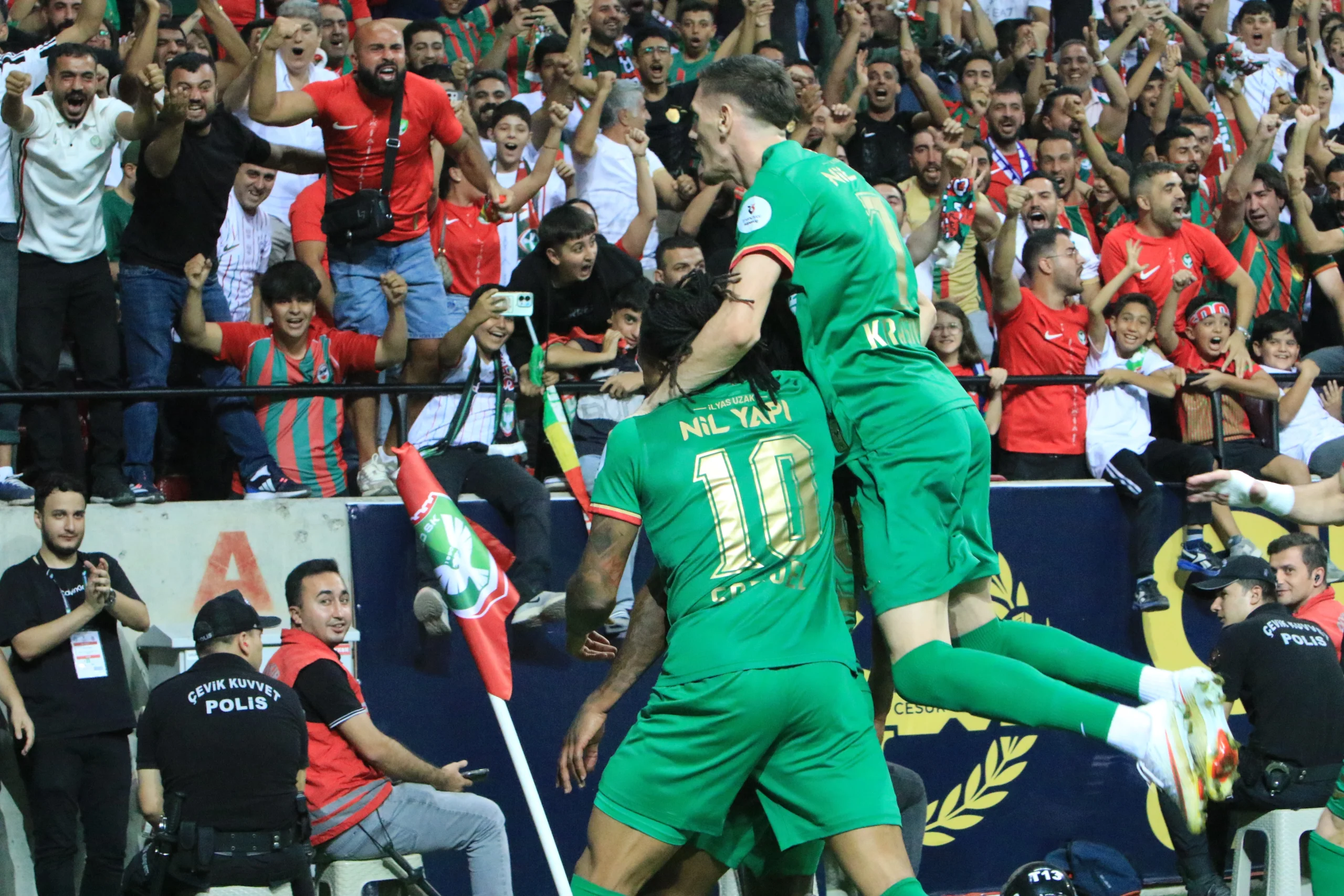 Diyarbakır'da tarihi gece! Amedspor Beşiktaş'ı 3-2 devirdi