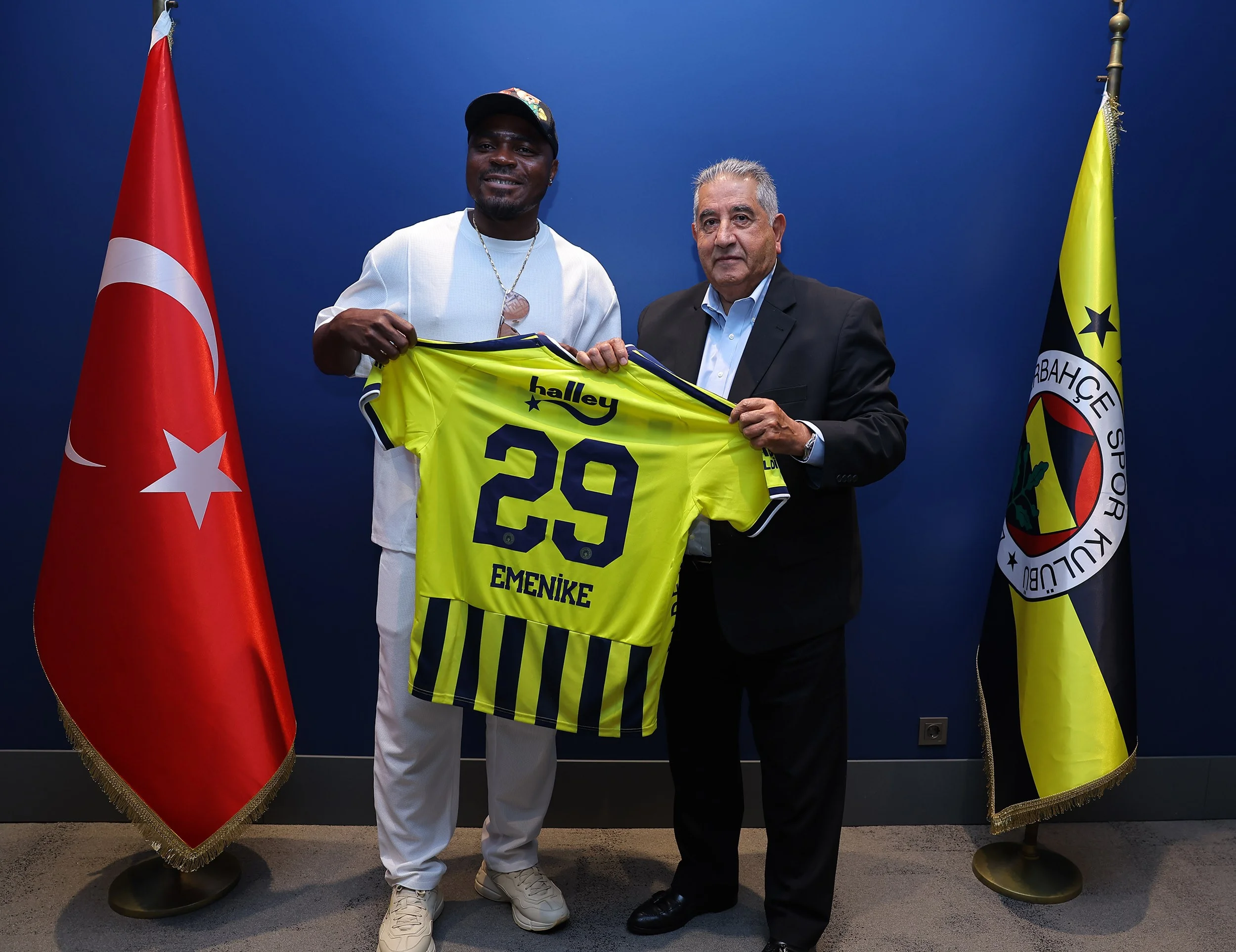 Emenike'den Fenerbahçe'ye ziyaret
