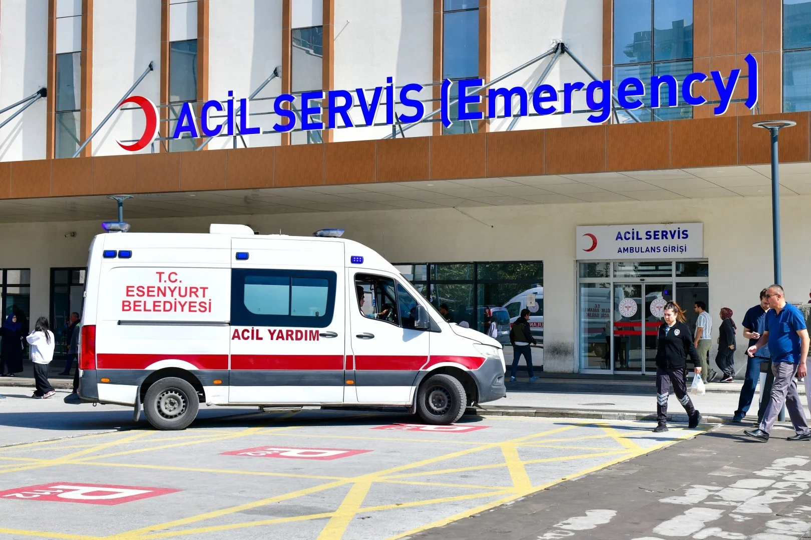 Esenyurt Belediyesi hastaları evden alıp hastaneye götürüyor