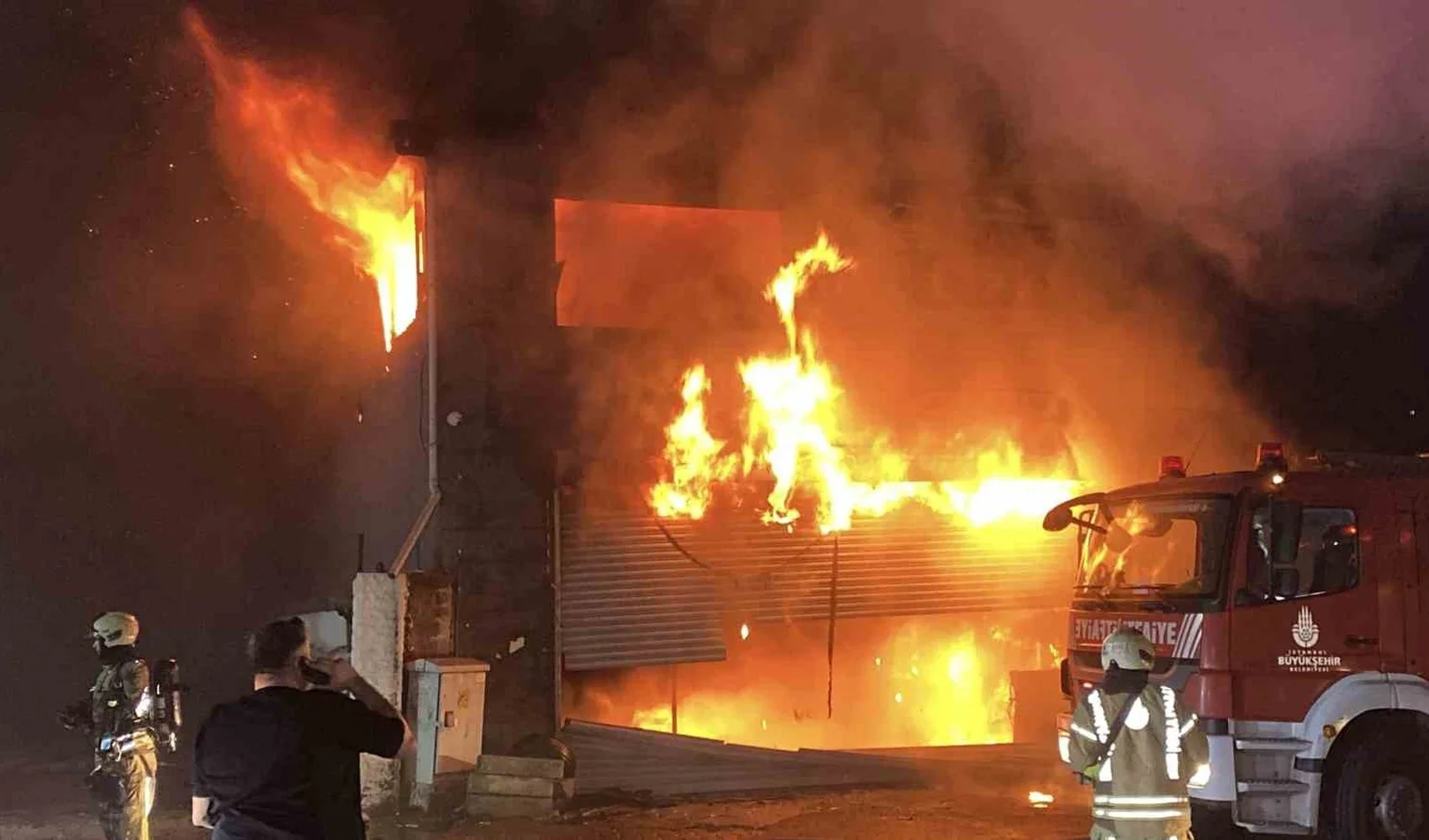 esenyurt-ta-gece-yarisi-lastikcide-yangin-5-is-yeri-alev-aldi.webp
