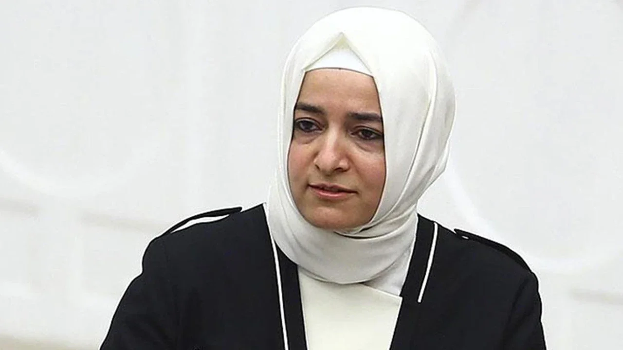fatma-betul-sayan-kaya-nin-anne-babasi-ve-kardesleri-kimdir-iste-meslekleri-1.webp