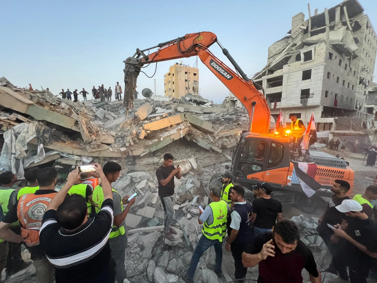 Gazze'de 6 katlı bina çöktü: 10 şehit, onlarca kayıp