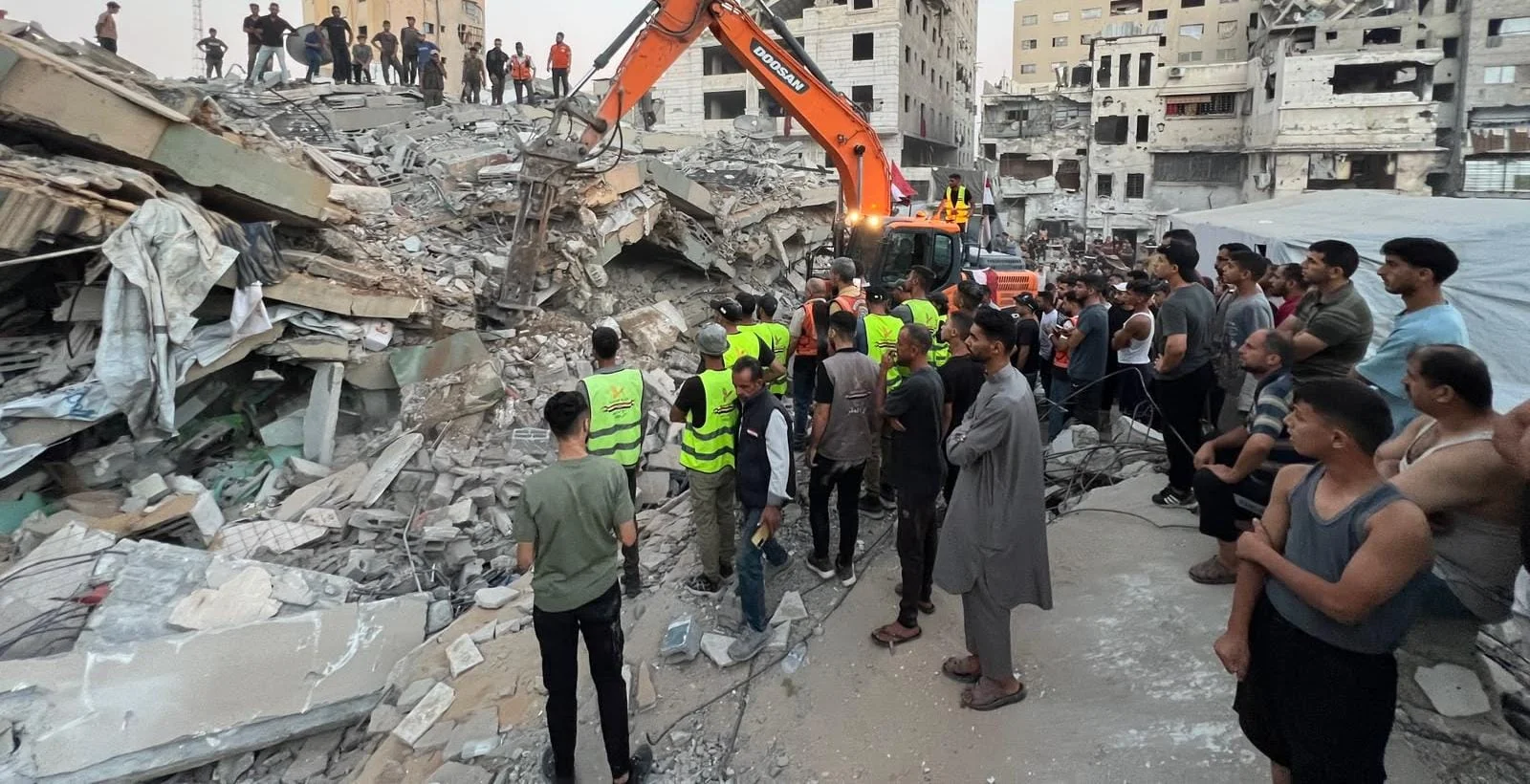 Gazze'de 6 katlı bina çöktü: 10 şehit, onlarca kayıp