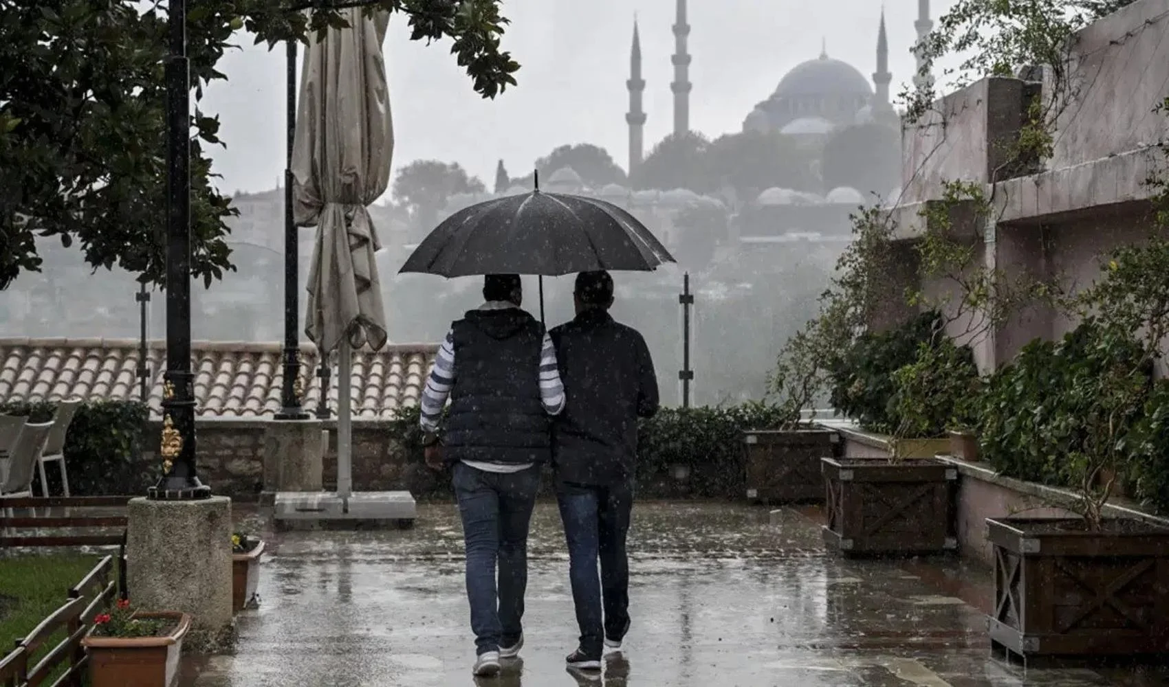 istanbul-6-gunluk-hava-durumu-cuma-ya-kadar-gunes-sonra-saganak.webp
