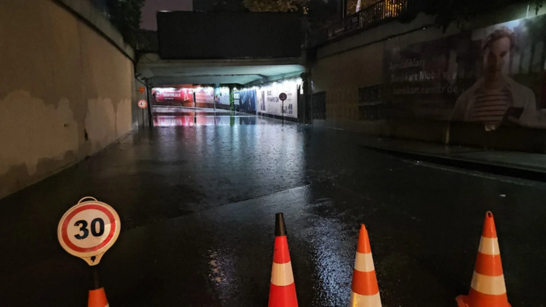 İstanbul'da sağanak yağış etkili! Yol çöktü, 25 kişi tahliye edildi