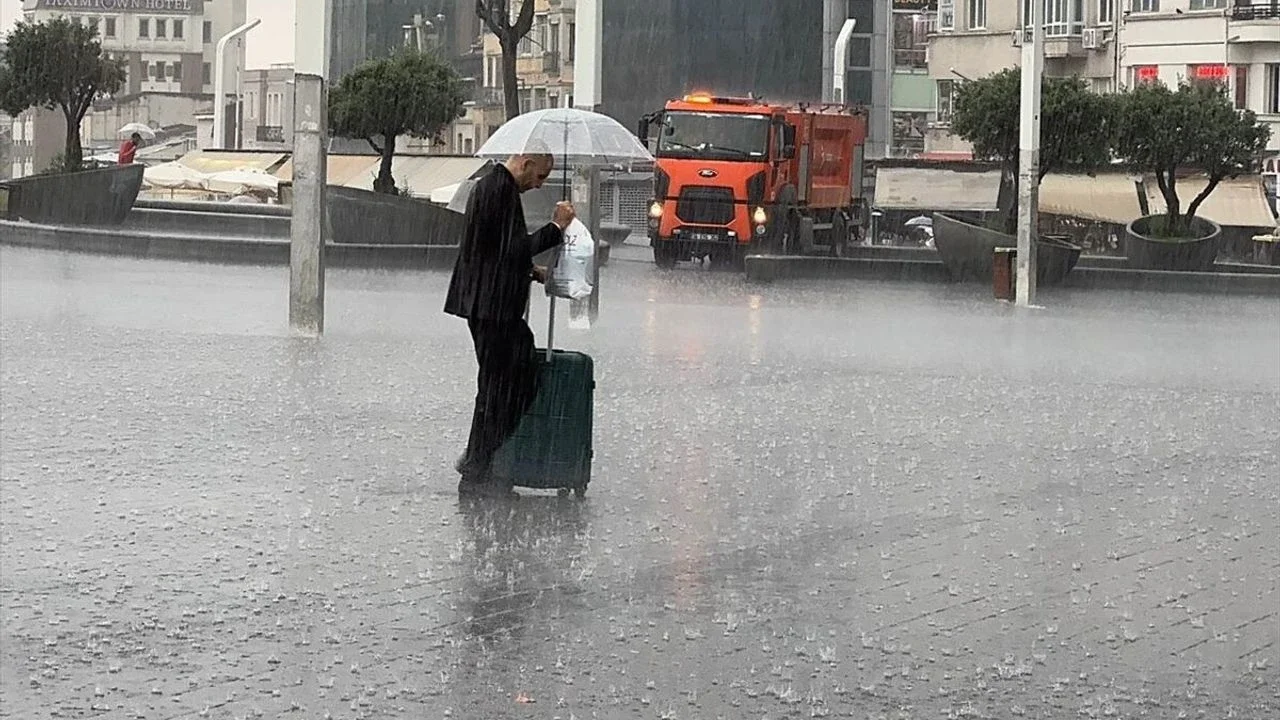 İstanbul'da yağış başladı: AKOM'dan 100 kilogram uyarısı