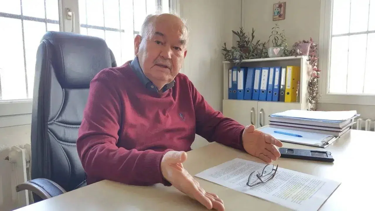 İzmir belediye Başkanlığı yapan Burhan Özfatura (83) hayatını kaybetti