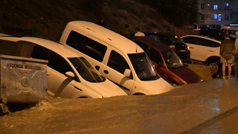 Keçiören'de sağanak yol çökmesine yol açtı! Araçlar mahsur