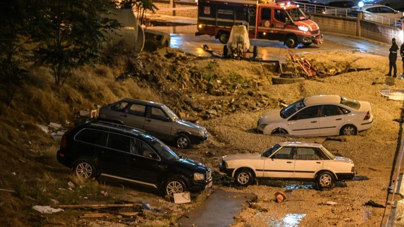 kecioren-de-saganak-yol-cokmesine-yol-acti-araclar-mahsur.webp