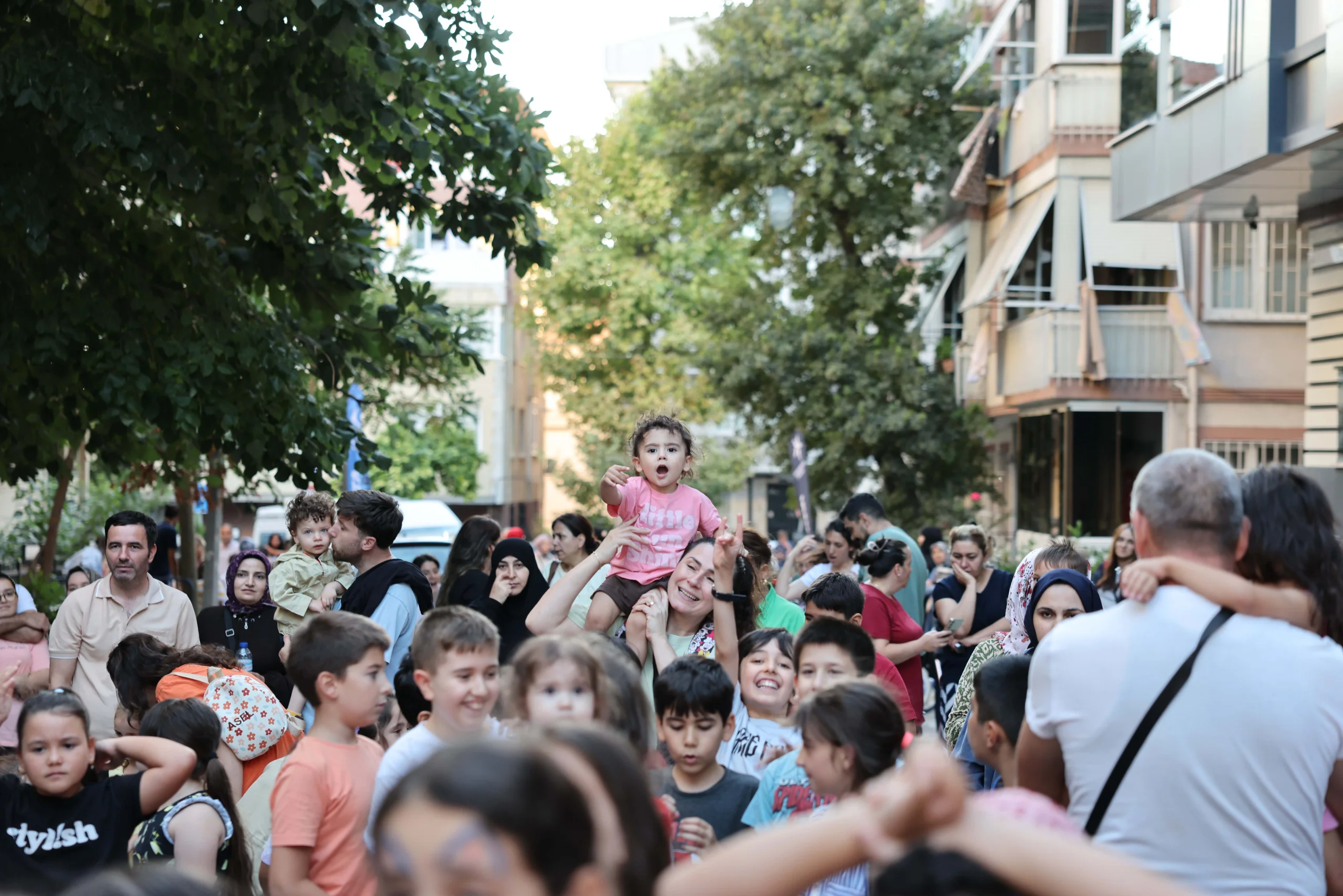 kucukcekmece-de-sokakta-oyun-var-10-bin-cocukla-bulustu.webp